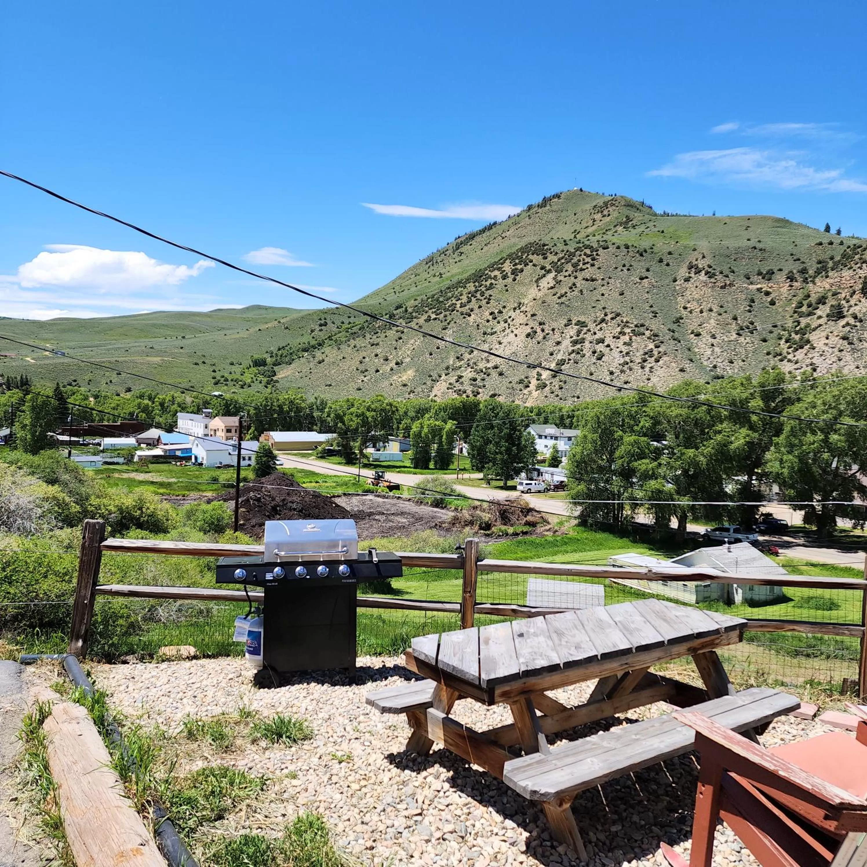 Mountain view in Canyon Motel near Rocky Mountain National Park