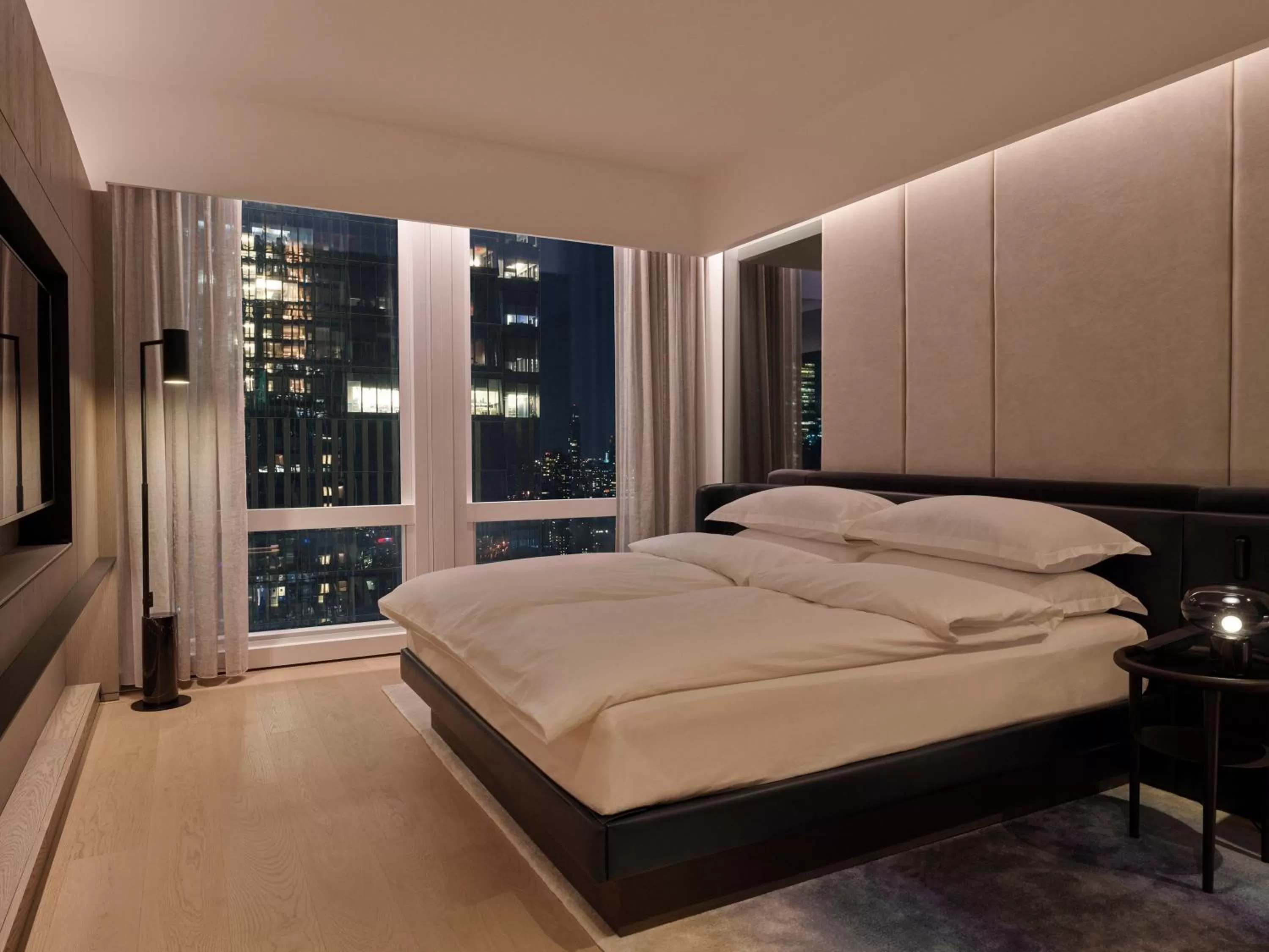 Property building, Bed in Equinox Hotel New York
