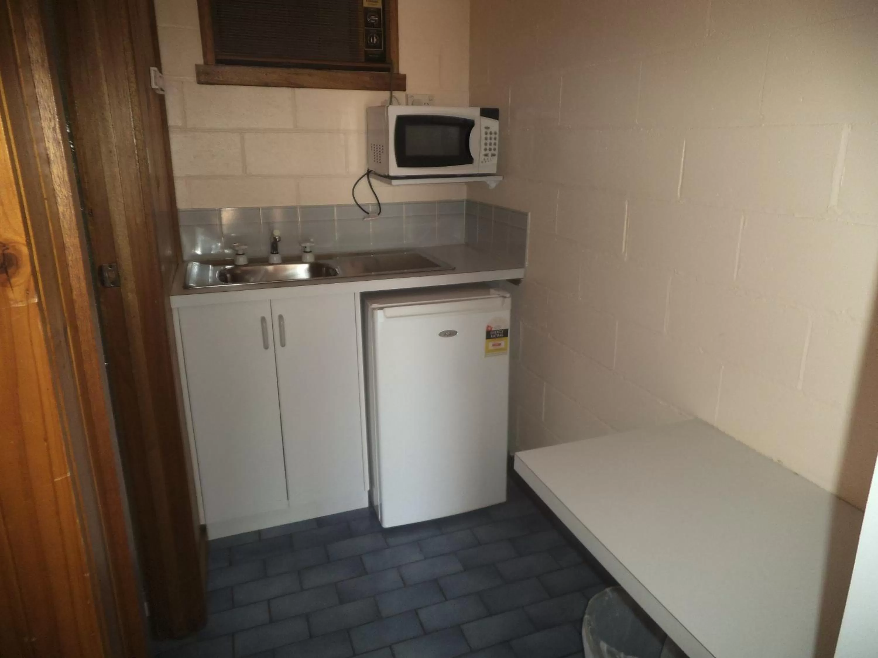 Coffee/tea facilities, Kitchen/Kitchenette in Yarragon Motel
