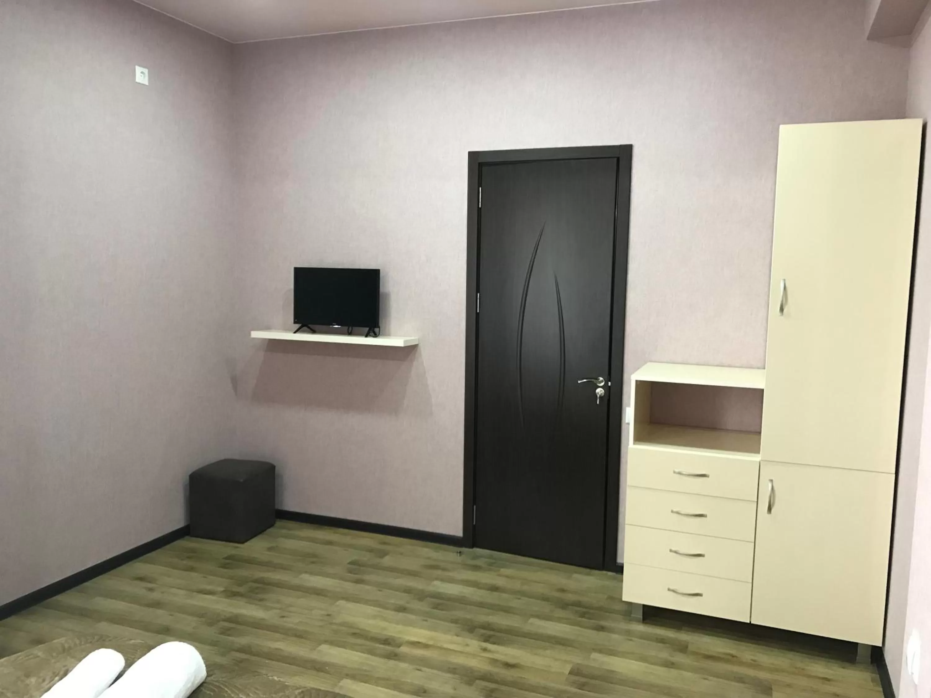 Bed, TV/Entertainment Center in Gamarjoba Hotel