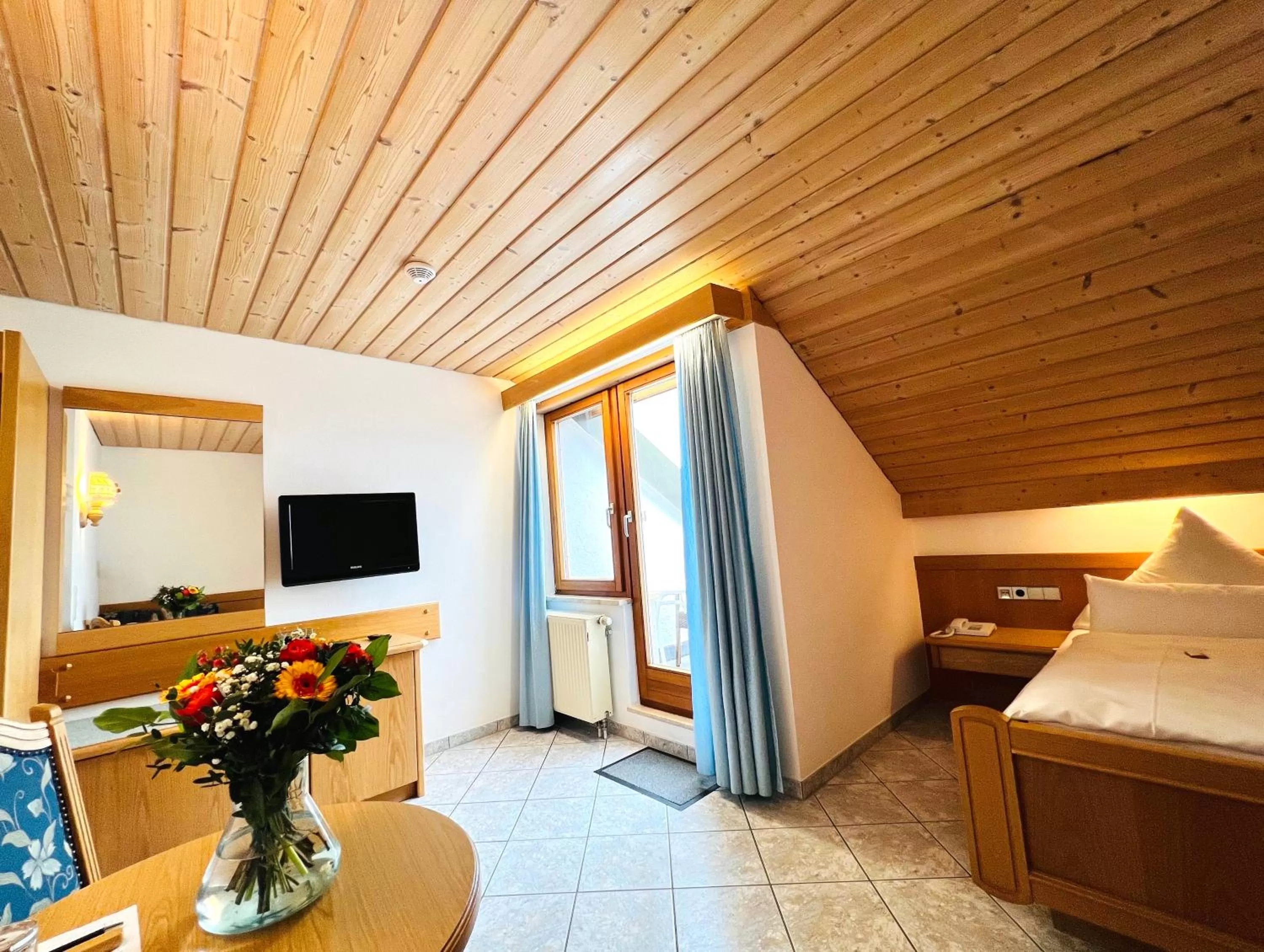 Photo of the whole room, TV/Entertainment Center in Hotel Haus Seehang