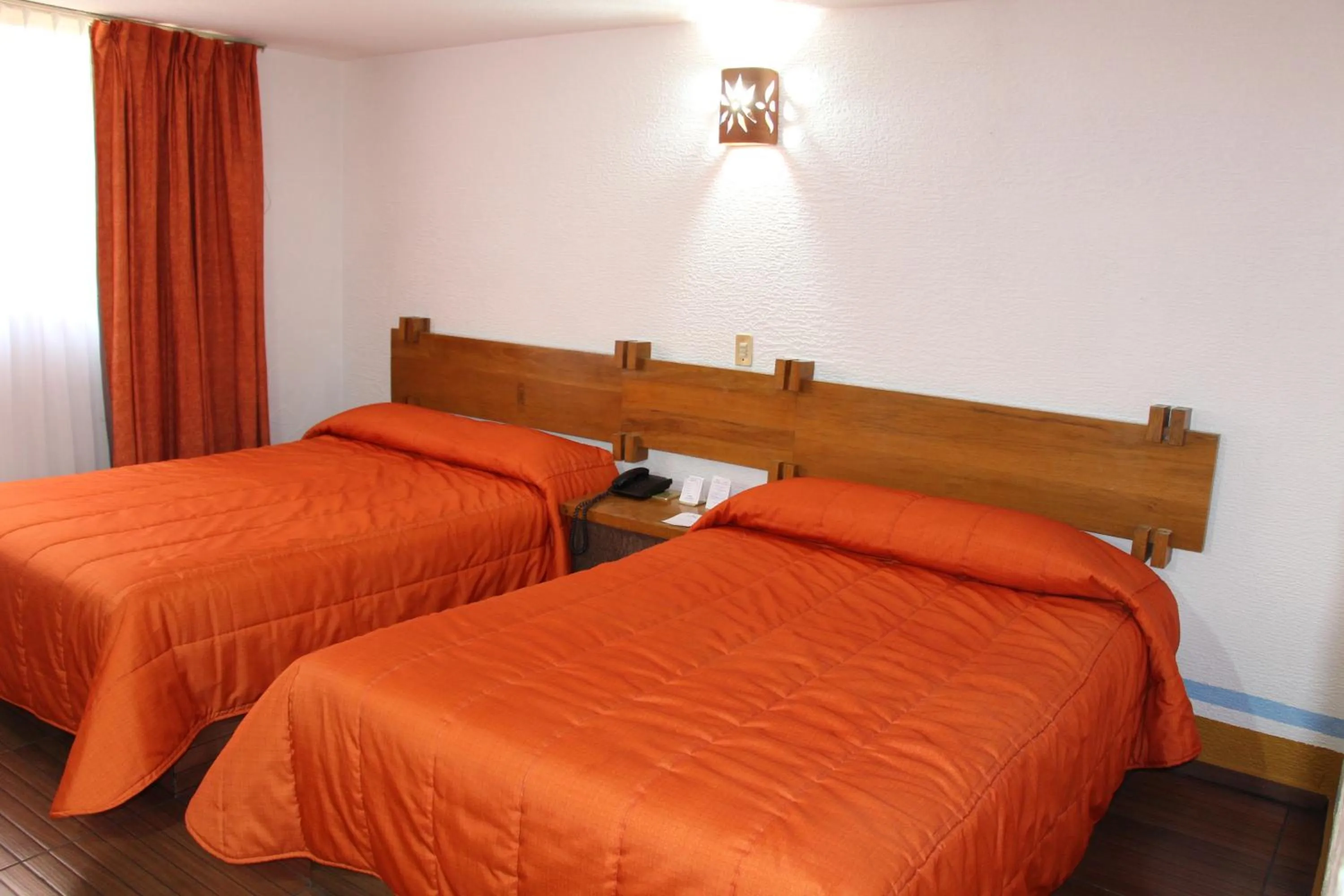 Photo of the whole room, Bed in Howard Johnson by Wyndham Morelia Calle Real