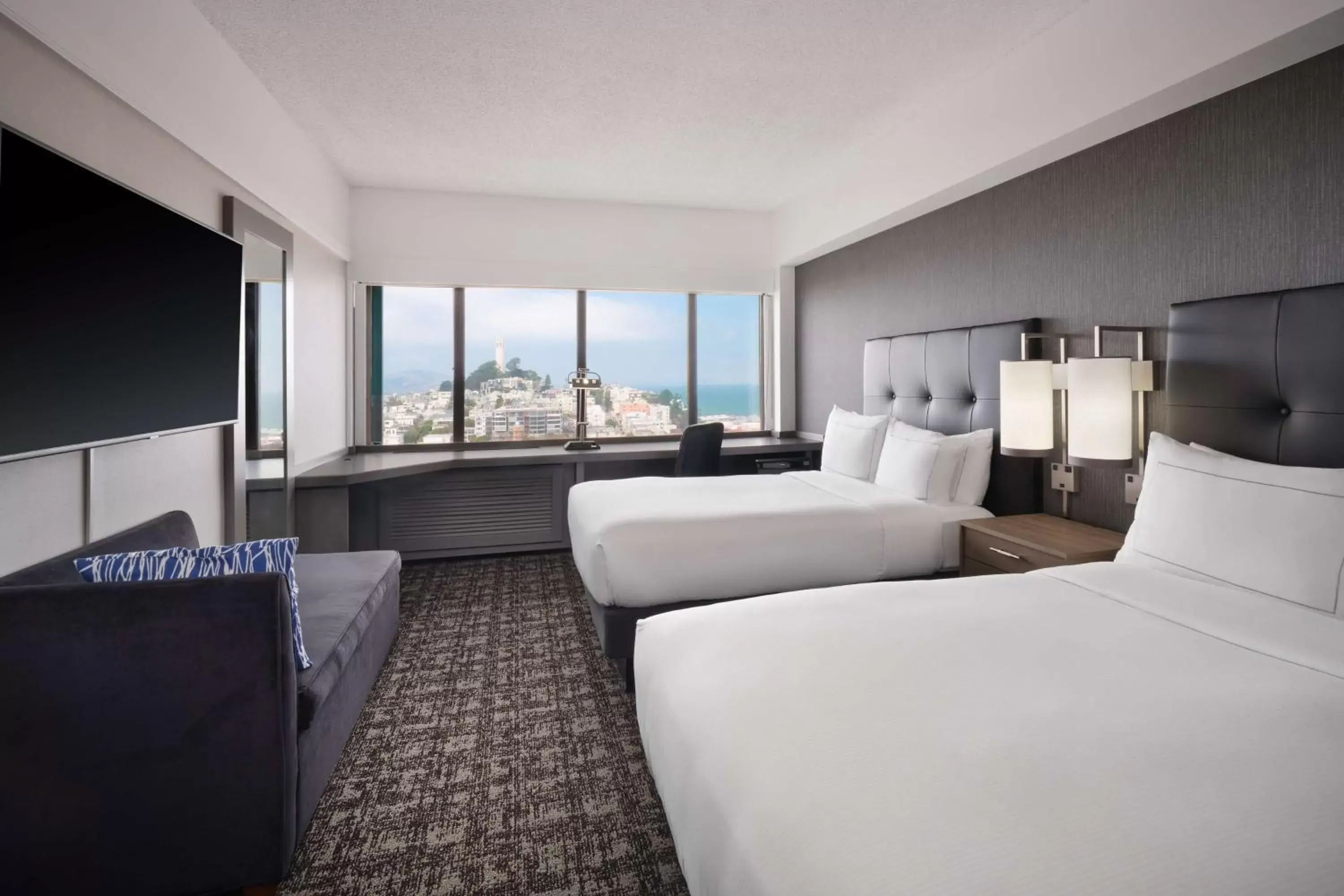 Deluxe Room with Two Double Beds and Bay View in Hilton San Francisco Financial District Deluxe Room with Two Double Beds and Bay View in Hilton San Francisco Financial District