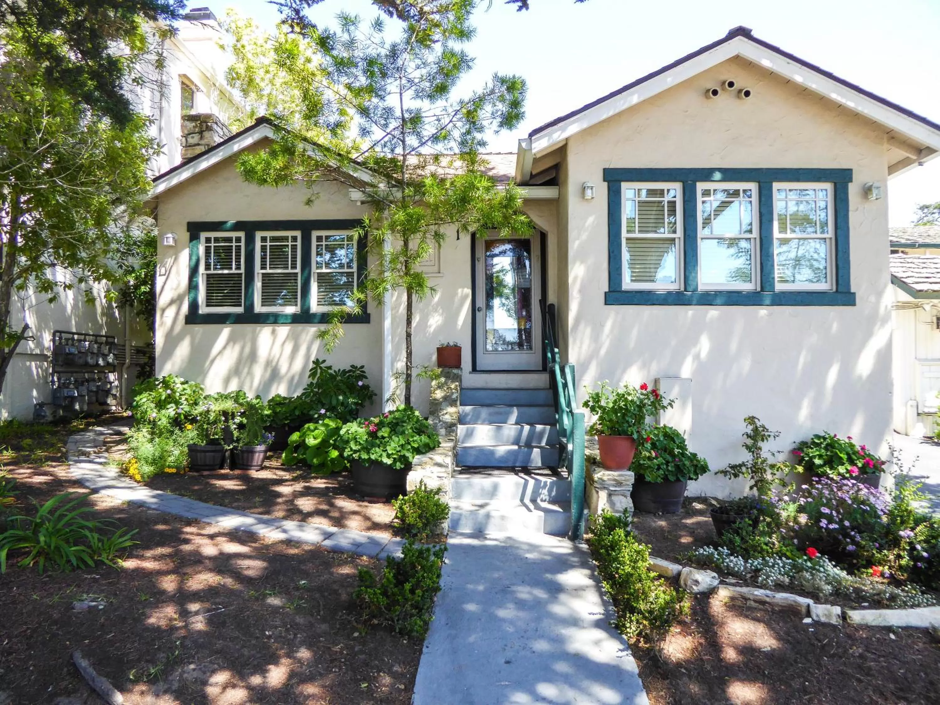 Facade/entrance in Briarwood Inn