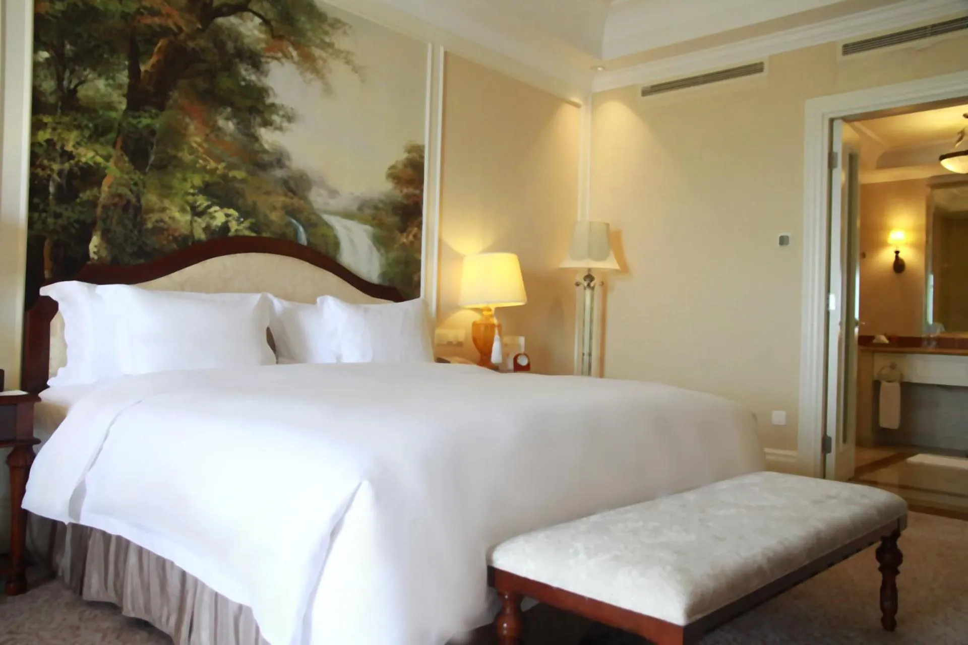 Bedroom, Bed in Crowne Plaza Ocean Spring Resort by IHG