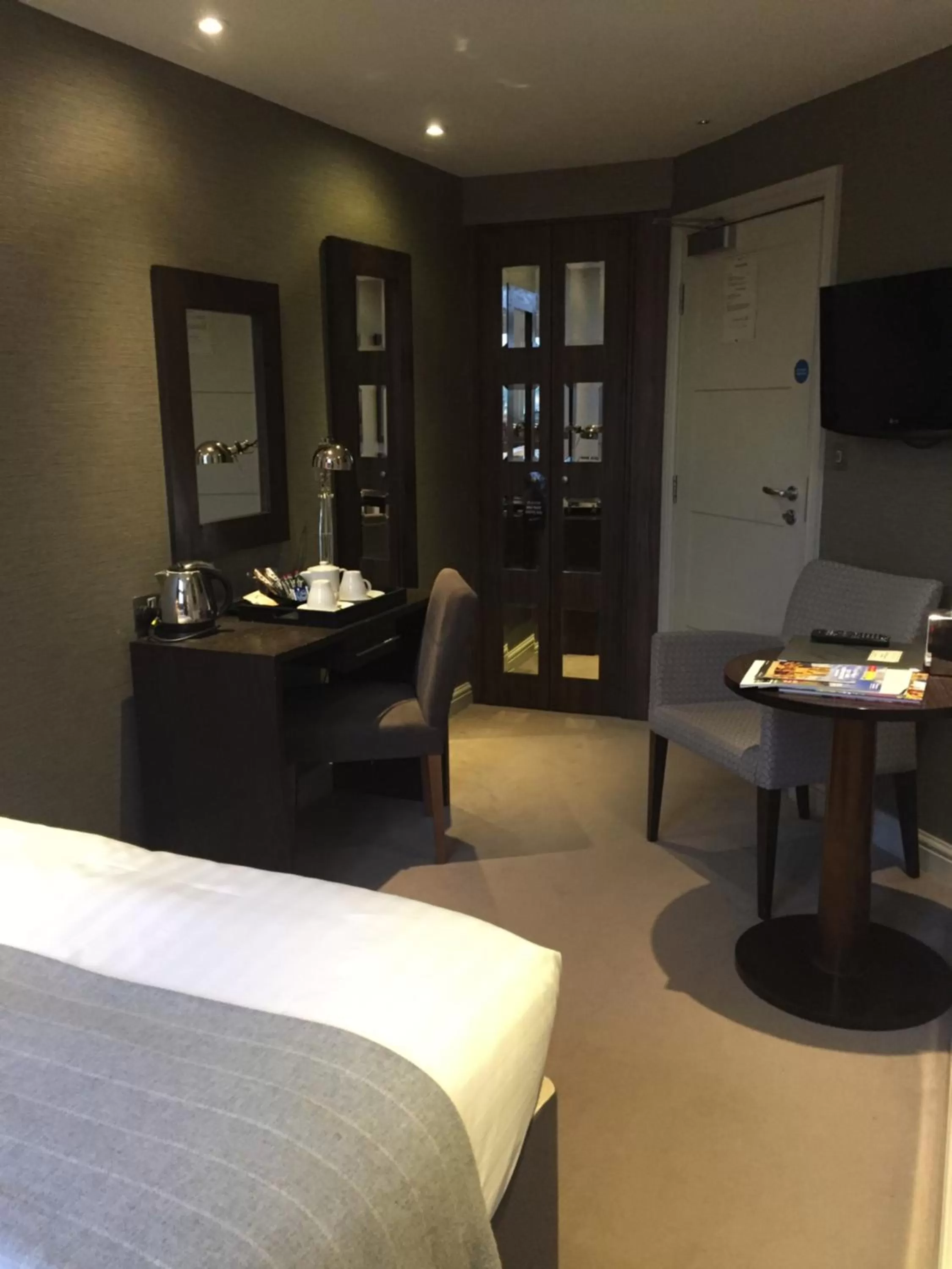 Photo of the whole room, Bed in Castle Hotel & Apartments