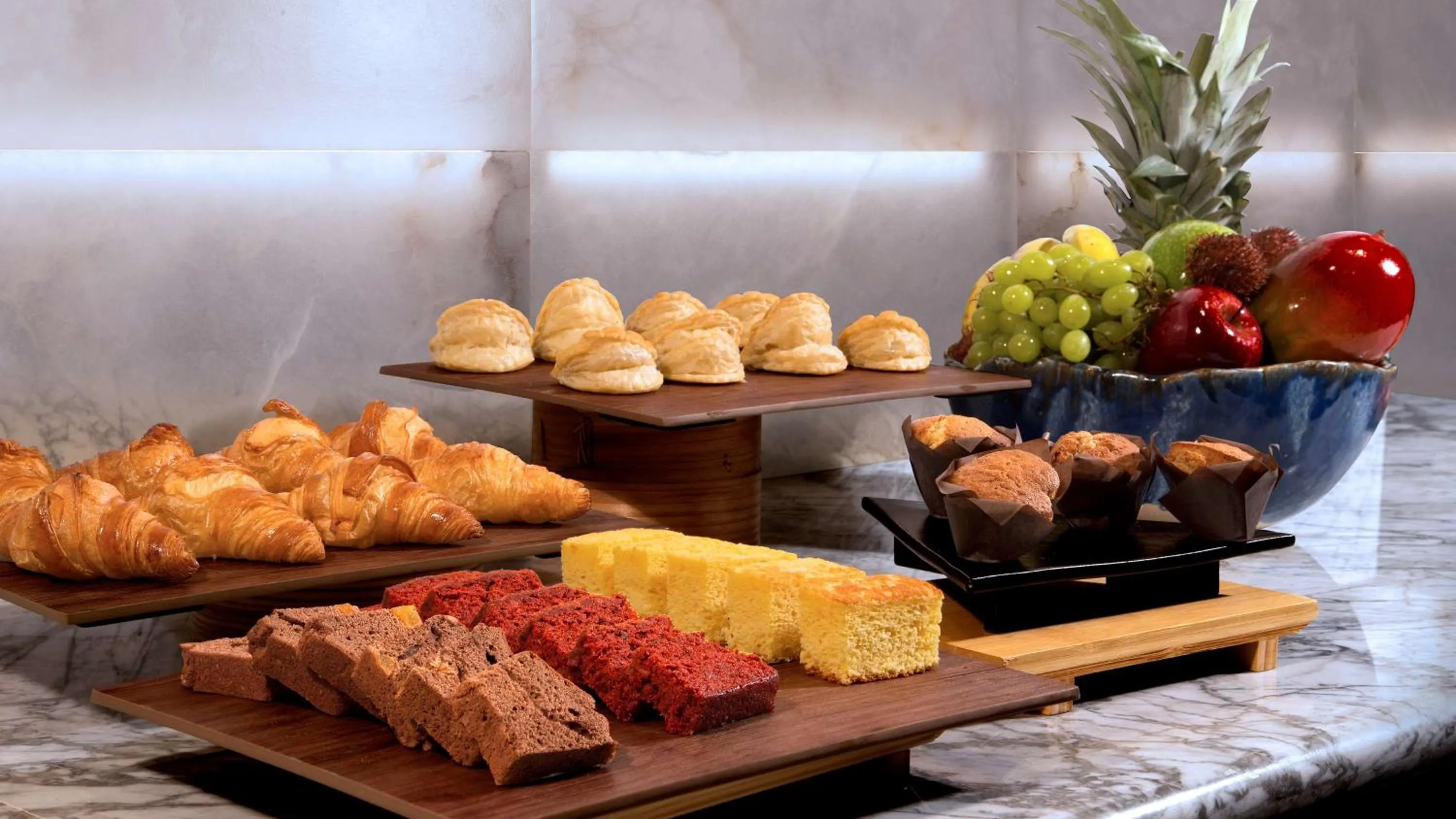 Dining area in DoubleTree by Hilton Madrid-Prado