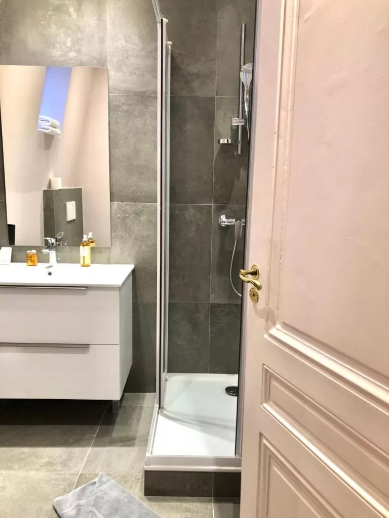 Shower in MiHotel Gailleton