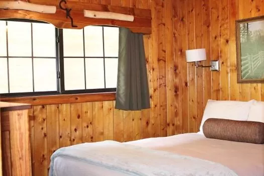 Bedroom, Bed in Copper King Lodge