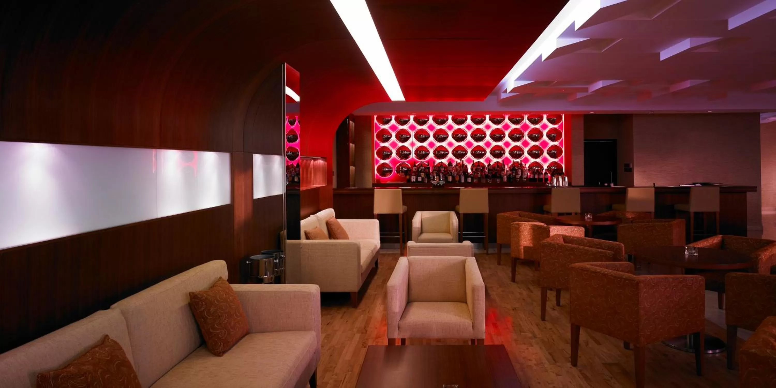 Lounge or bar in Crowne Plaza Sohar by IHG