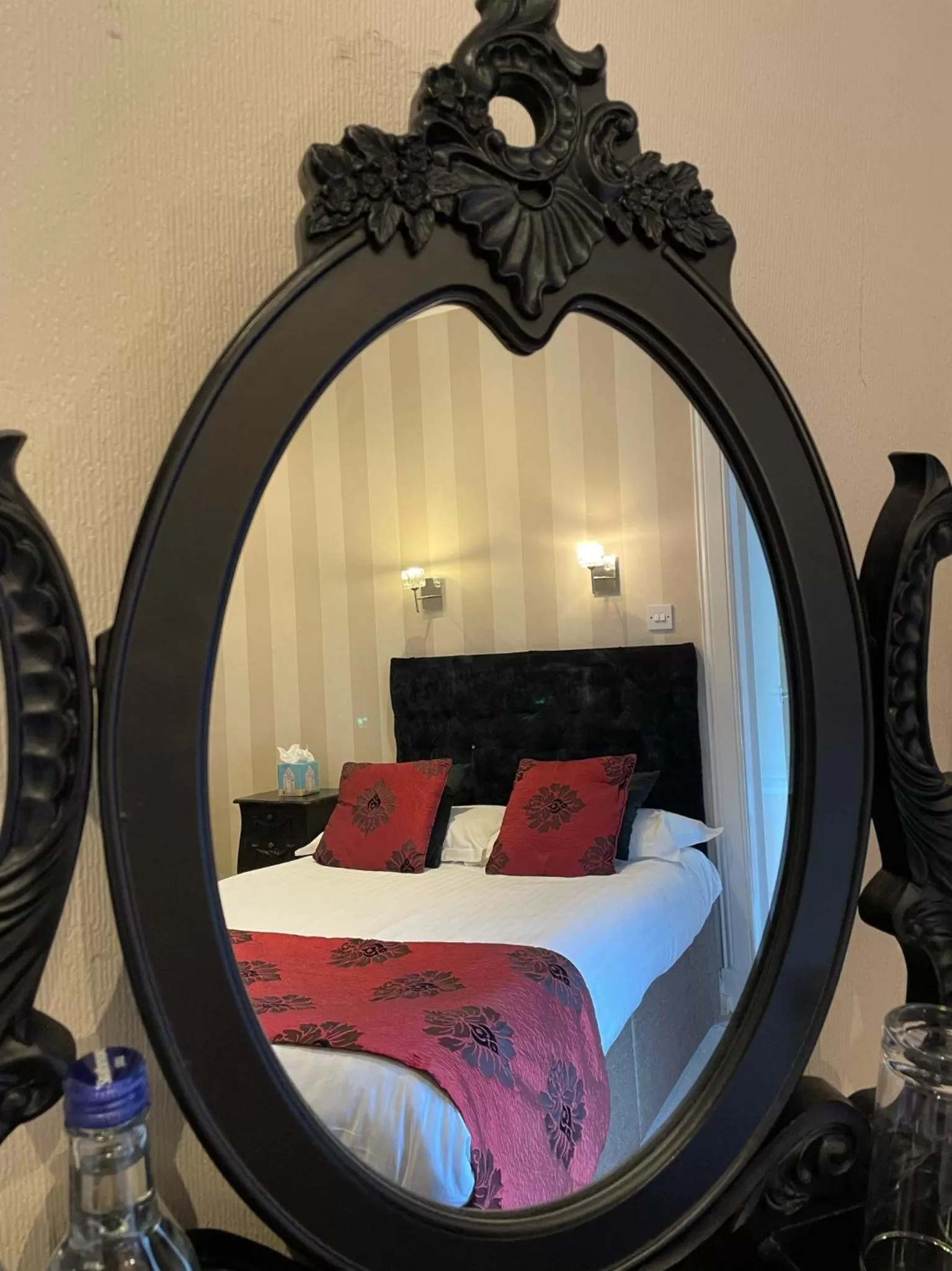 Bed in The Original Rosslyn Inn