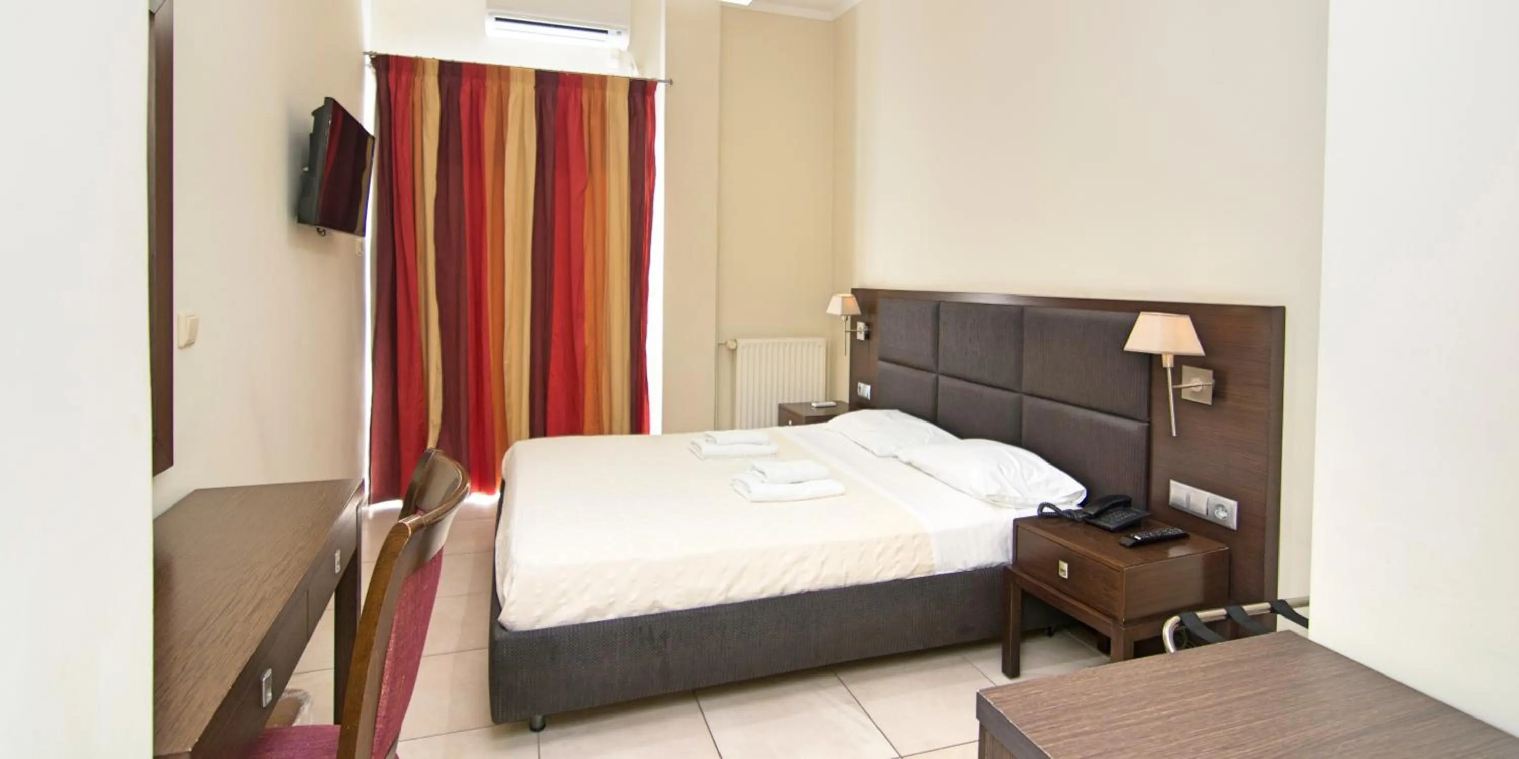 Photo of the whole room, Bed in San Nectarios