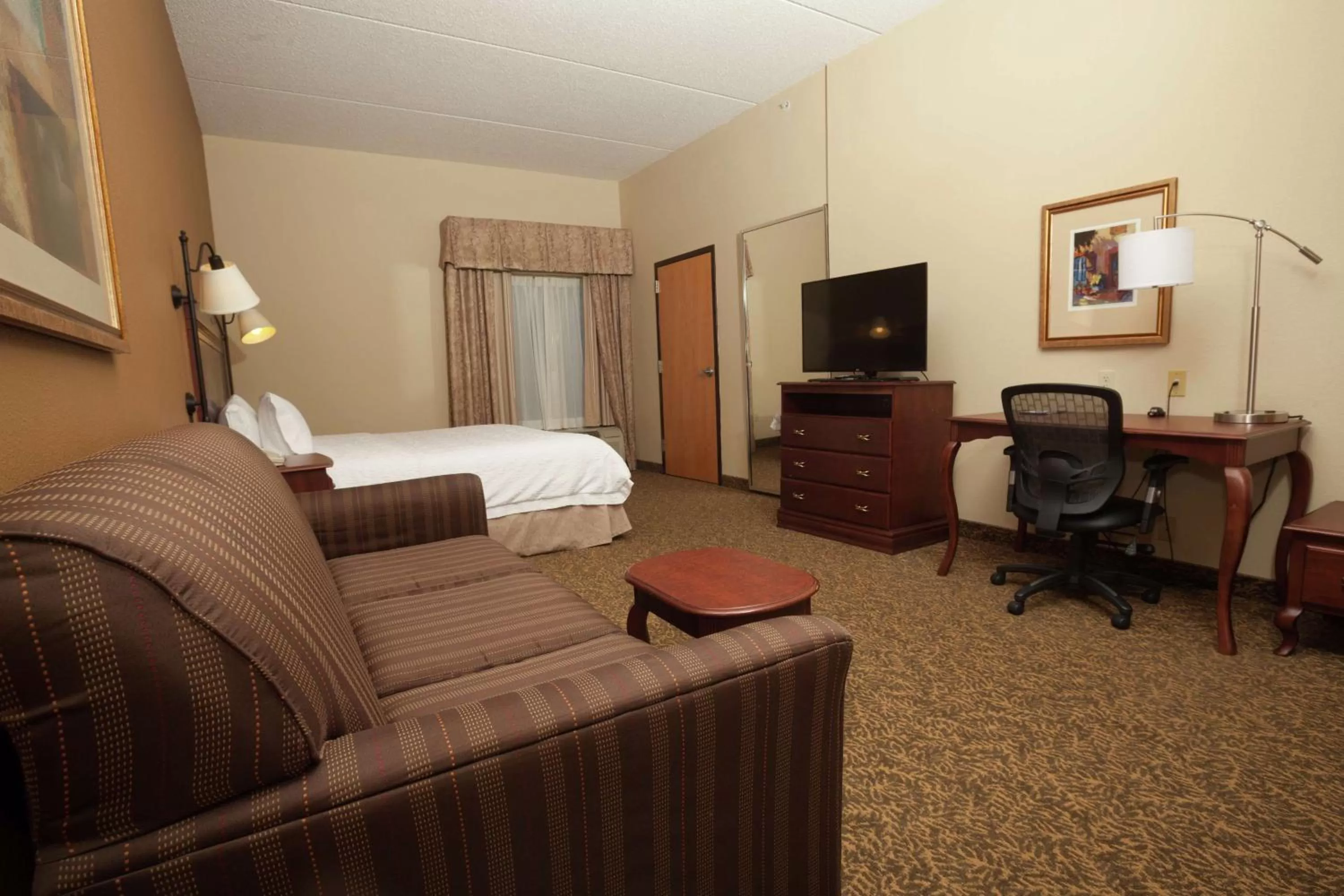 Bedroom, Bed in Hampton Inn Oneonta