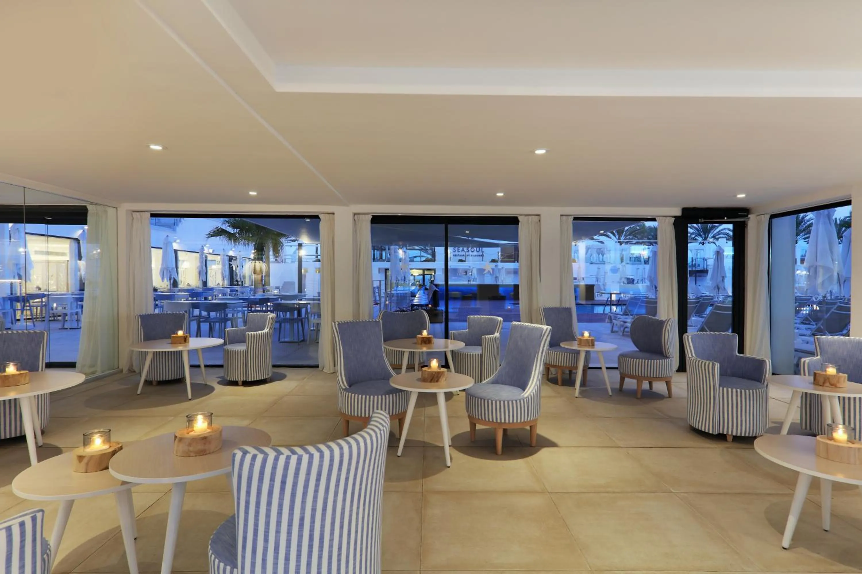 Lounge or bar in Iberostar Waves Bahía de Palma - Adults Only
