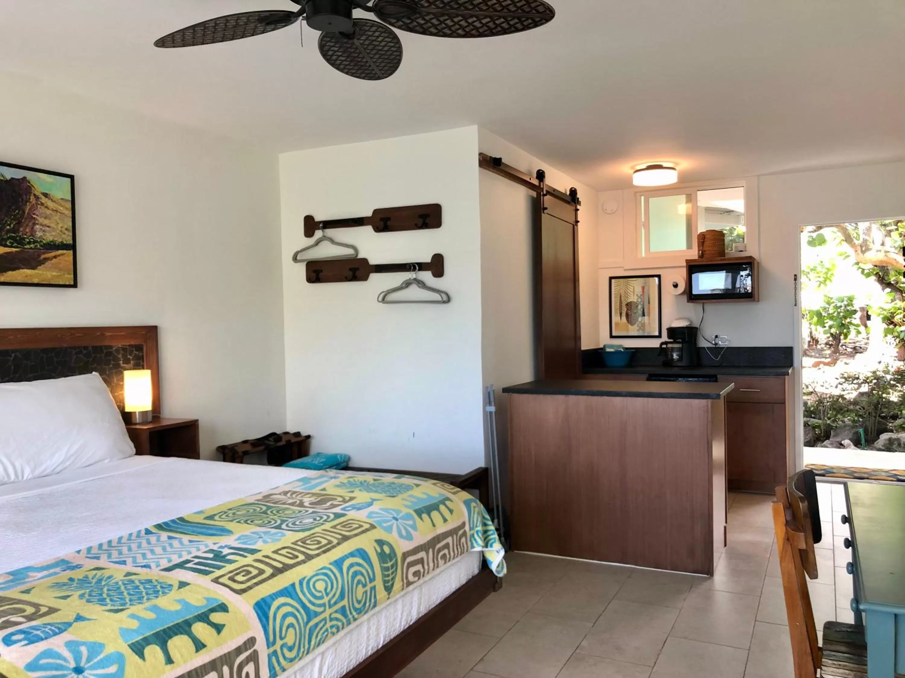 Photo of the whole room, Bed in Kona Tiki Hotel - No Resort Fees