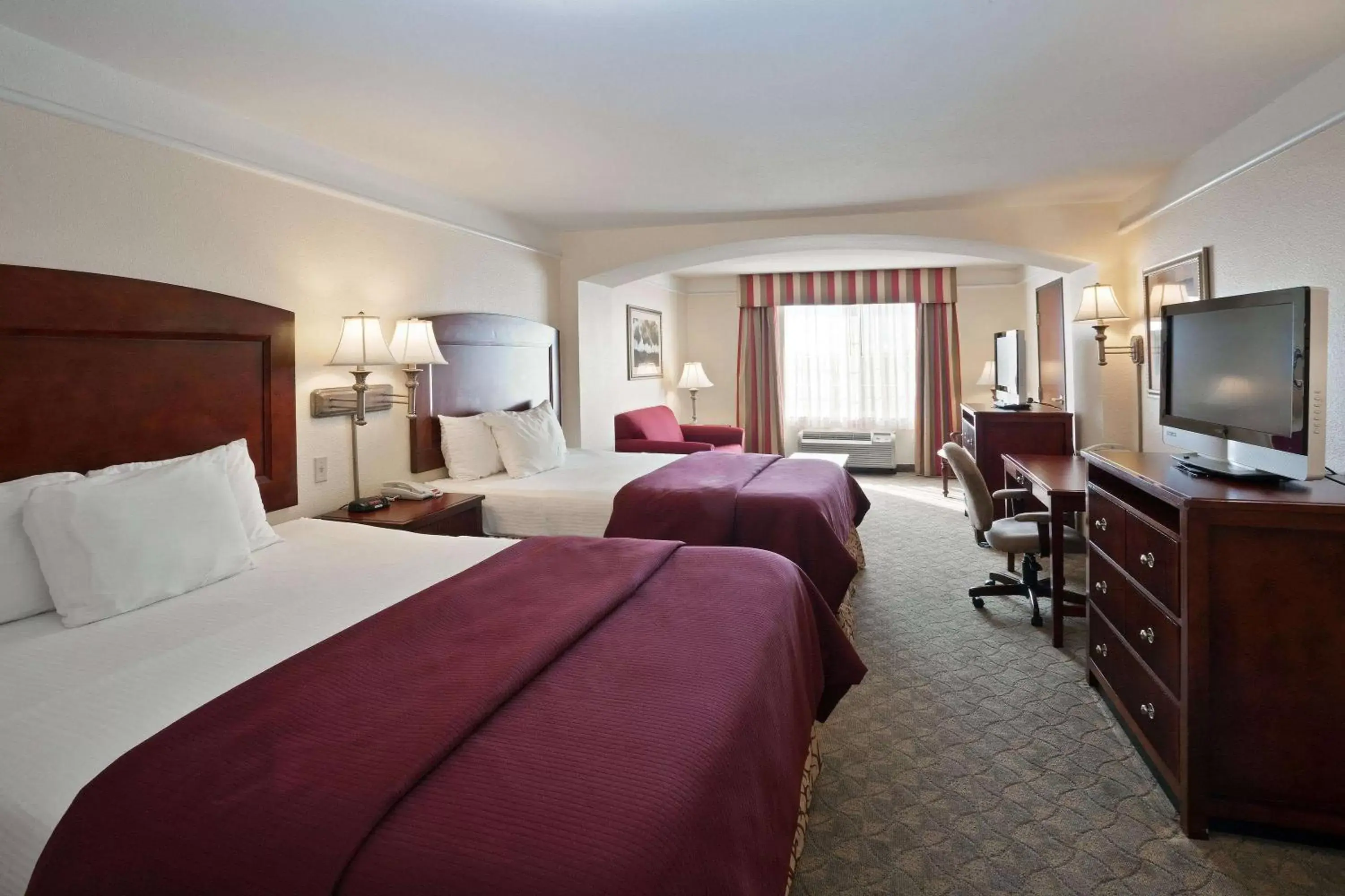 2 Queen Beds, Mobilty Accessible Room, Bathtub w/Grab Bars, Non-Smoking in La Quinta by Wyndham Dodge City 2 Queen Beds, Mobilty Accessible Room, Bathtub w/Grab Bars, Non-Smoking in La Quinta by Wyndham Dodge City