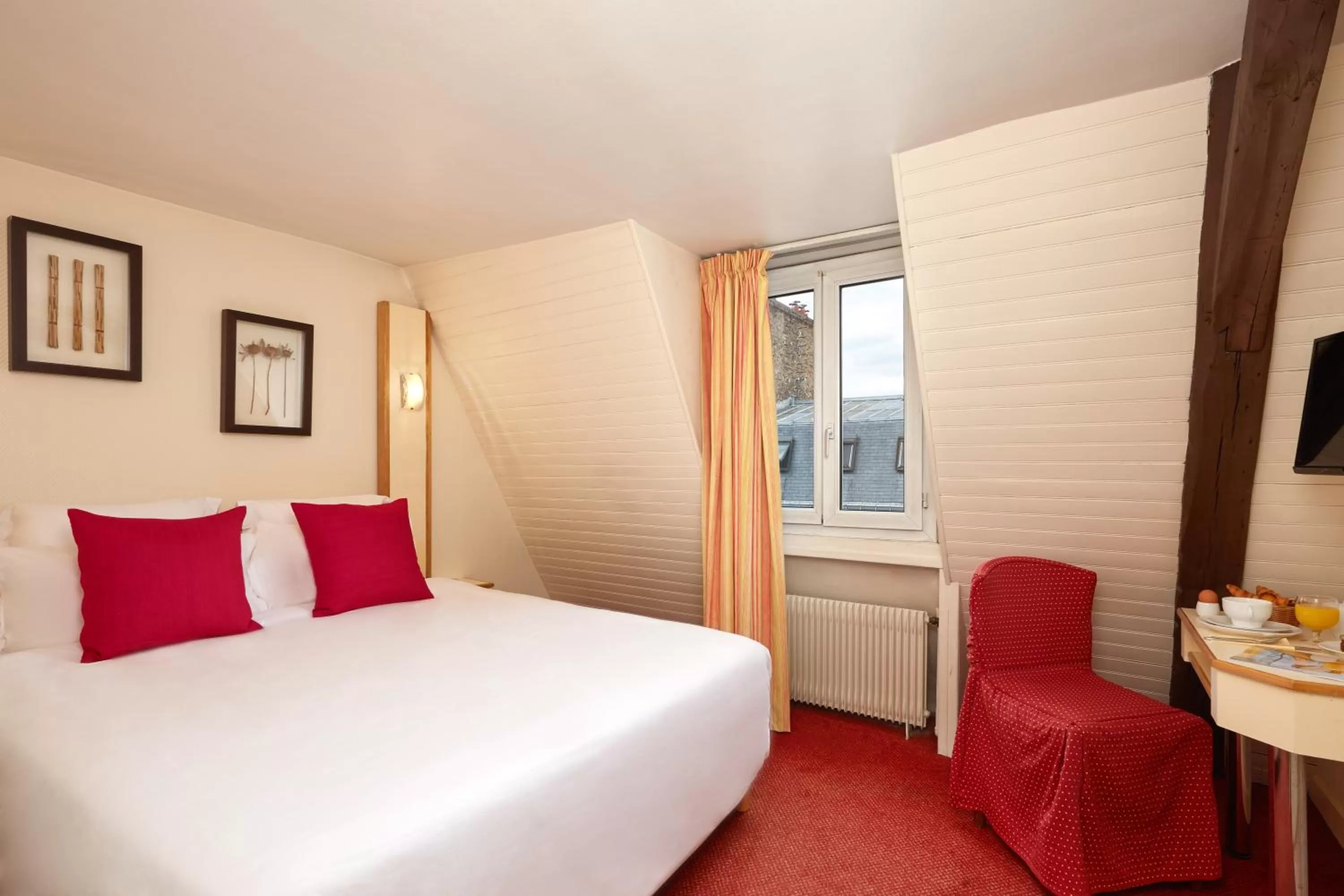 Photo of the whole room, Bed in Hotel Antin St Georges