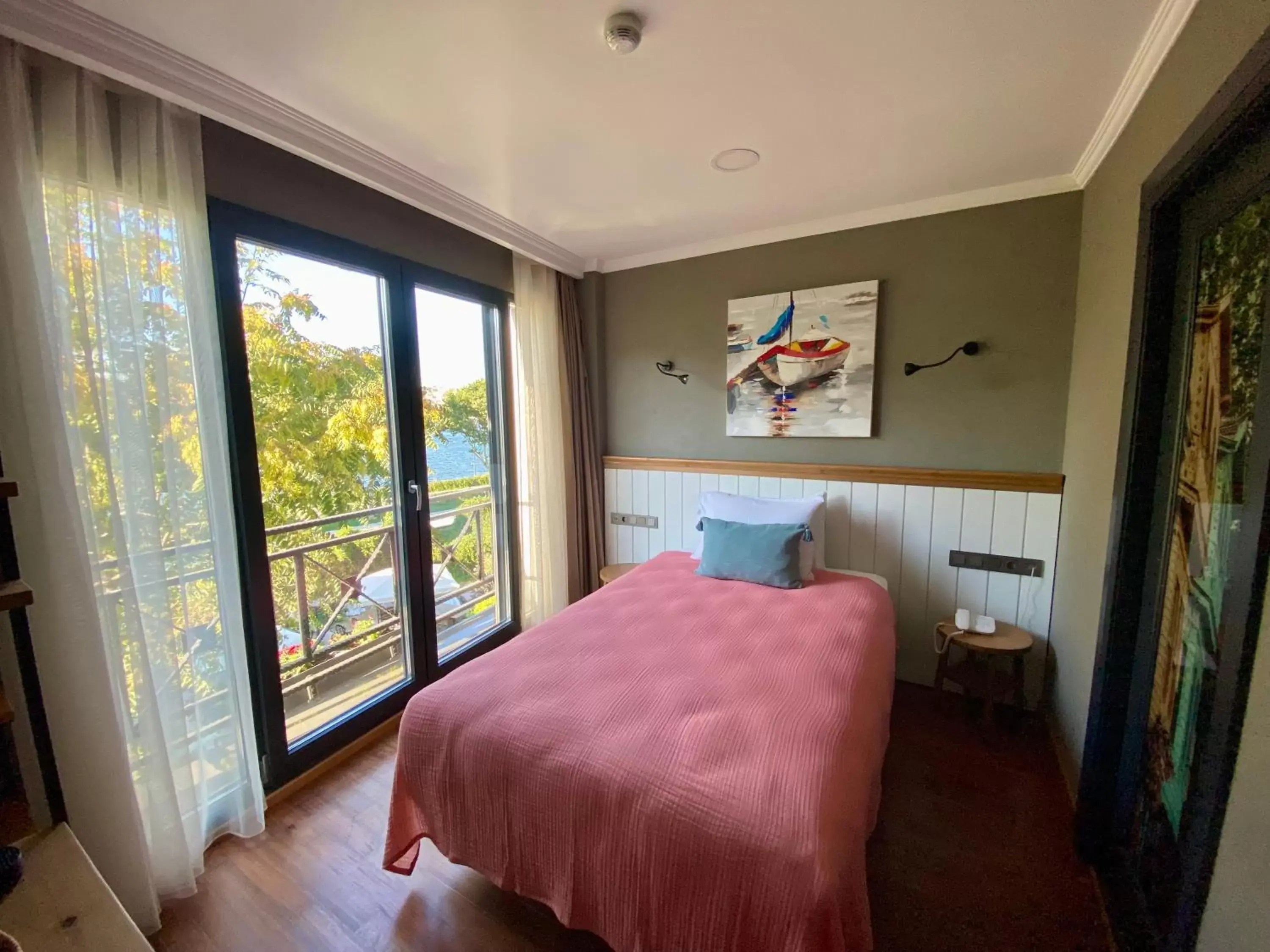 Superior Single Room in Istanbul Old City Colorful Houses Balat PETRION Hotel Superior Single Room in Istanbul Old City Colorful Houses Balat PETRION Hotel