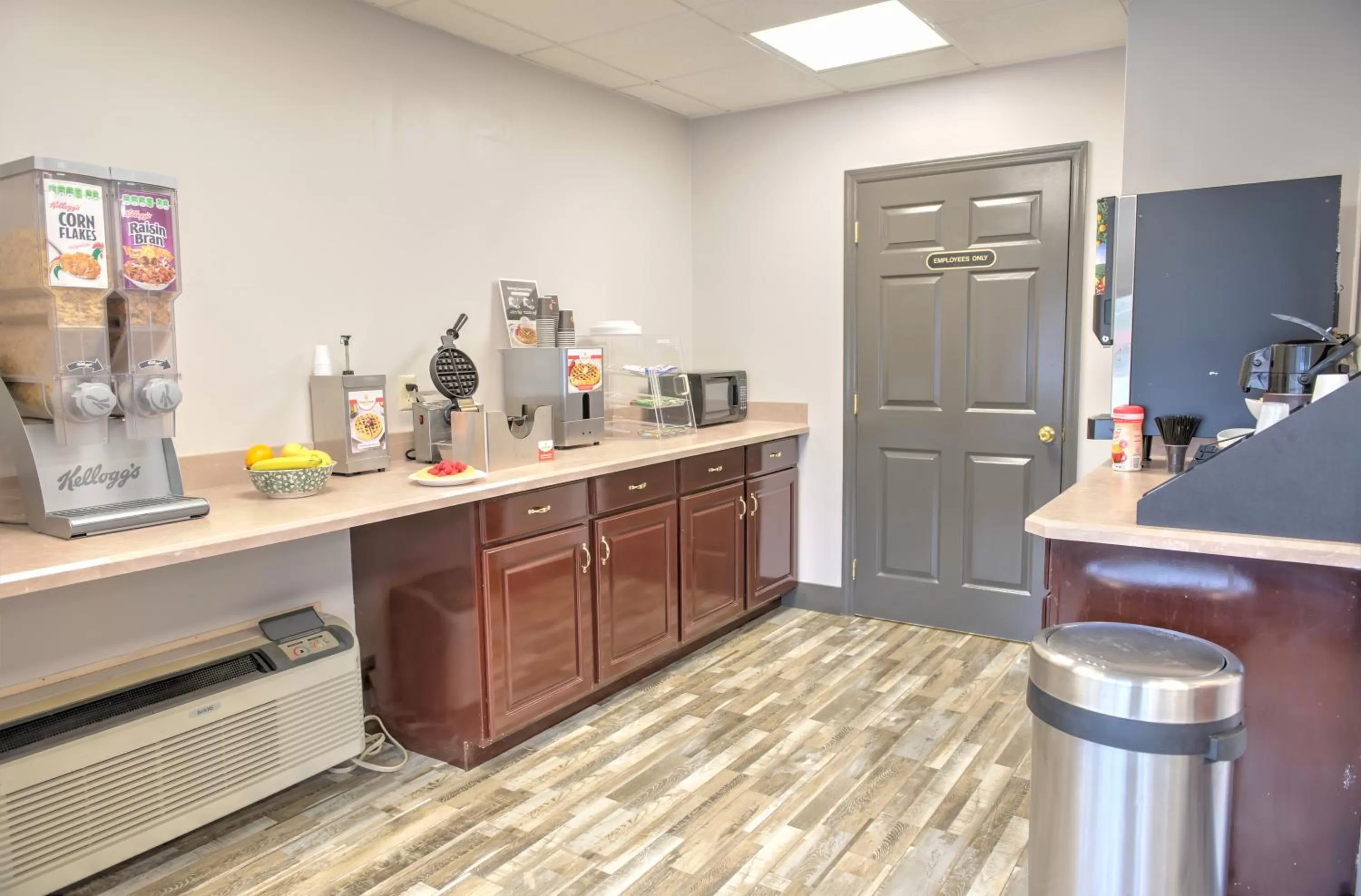 Coffee/tea facilities in Days Inn by Wyndham Harriman