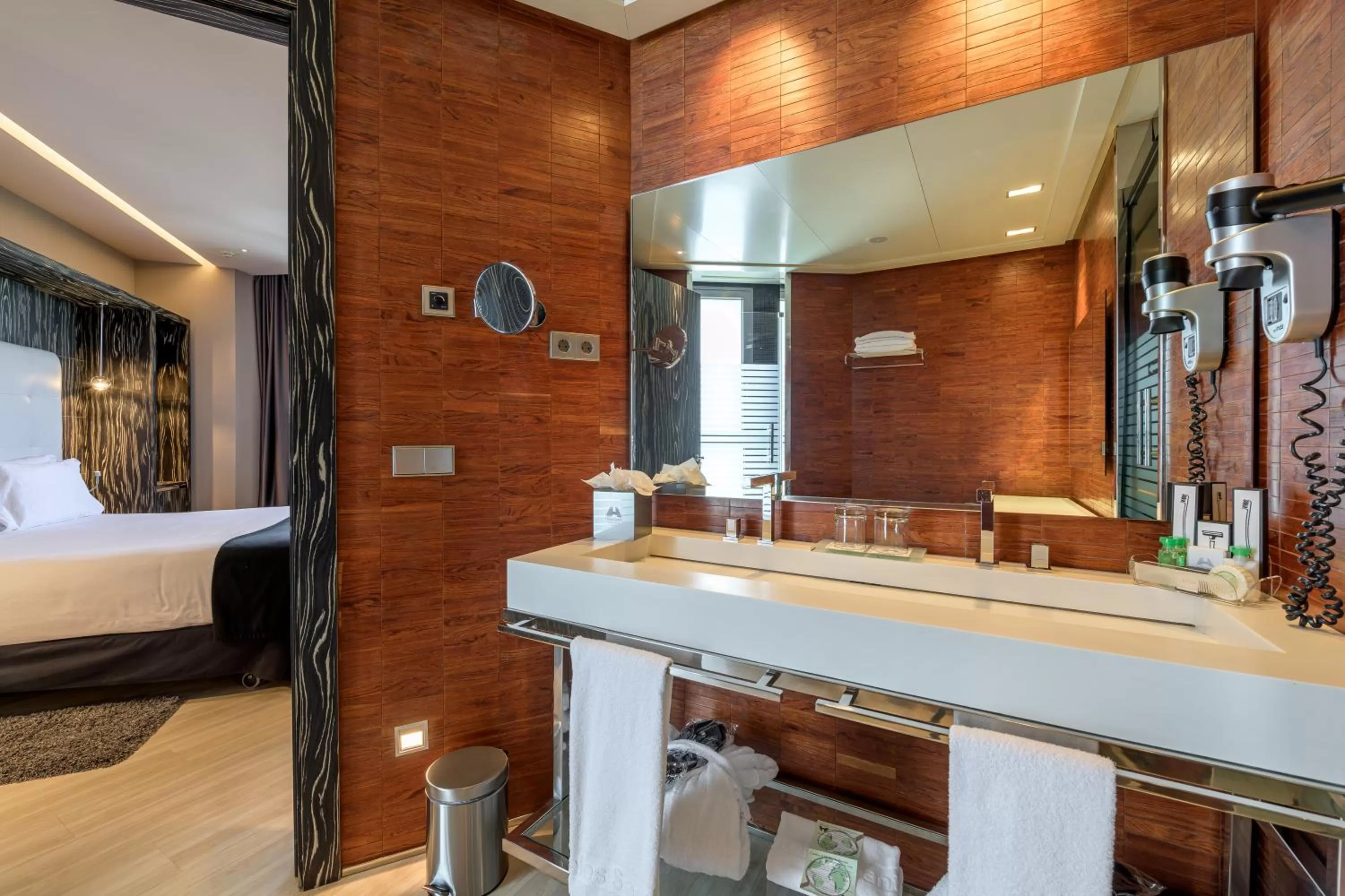 Bathroom, Bed in Hotel Maydrit Airport