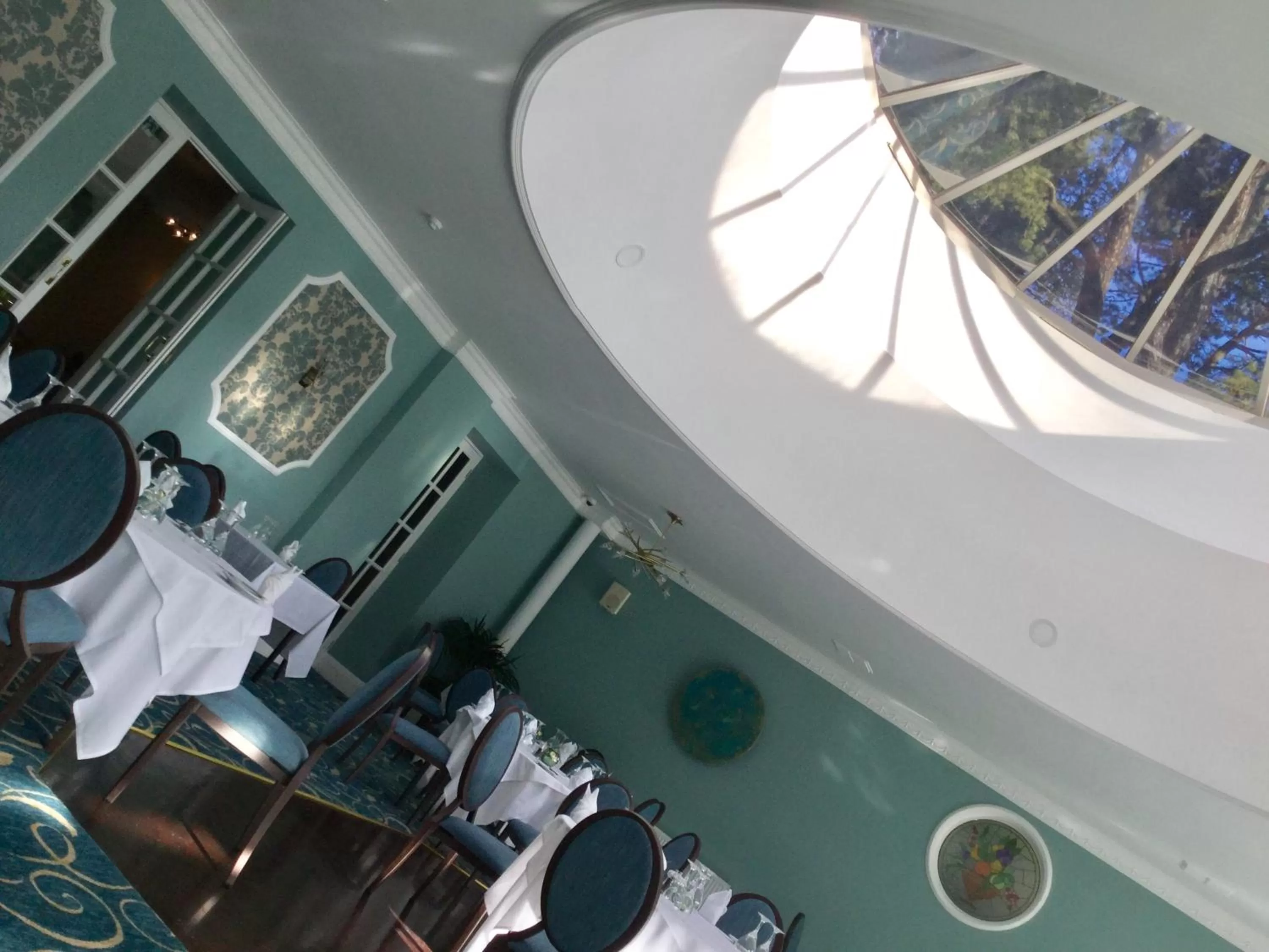 Restaurant/places to eat in Manor Parc Hotel