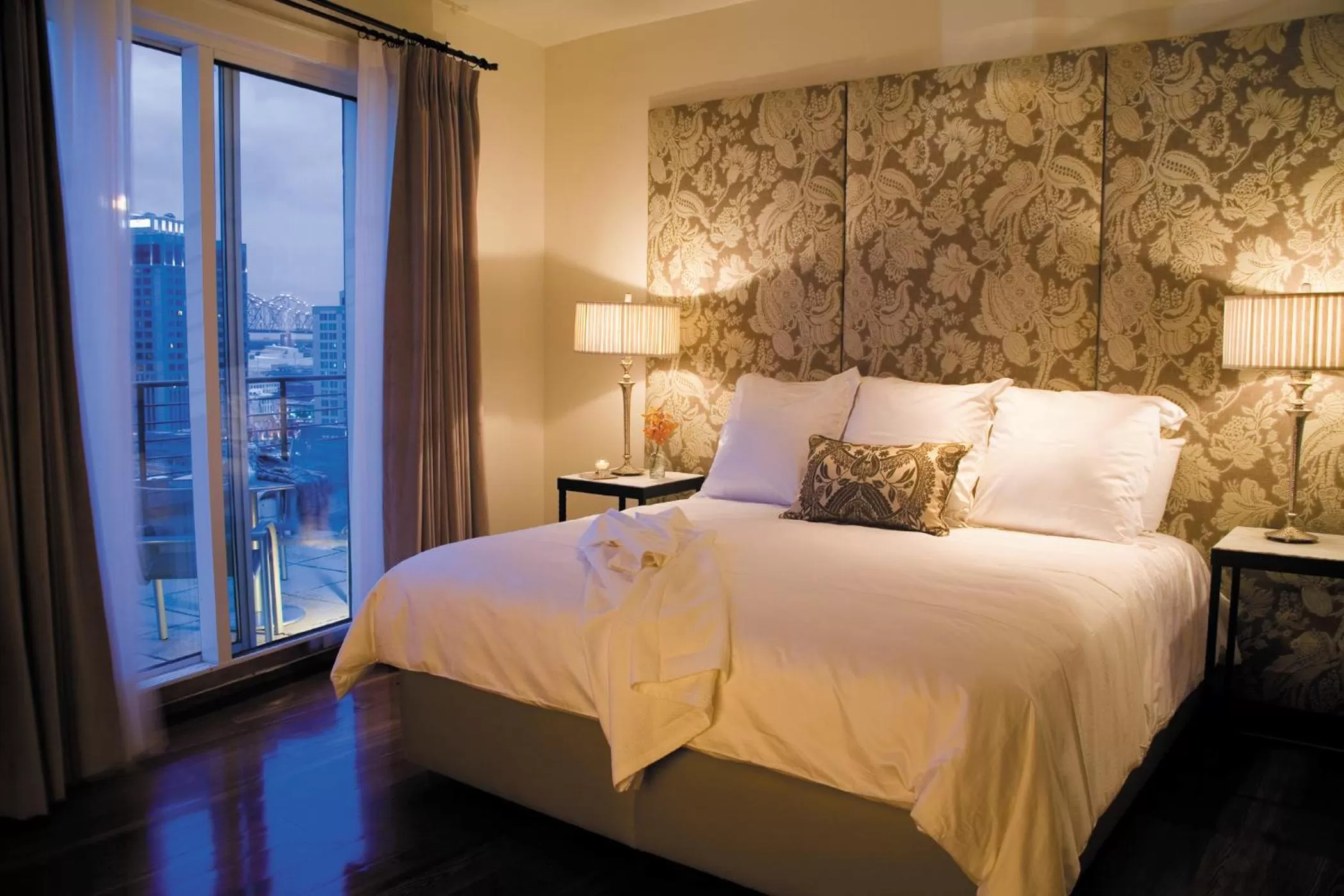 Bedroom, Bed in International House Hotel