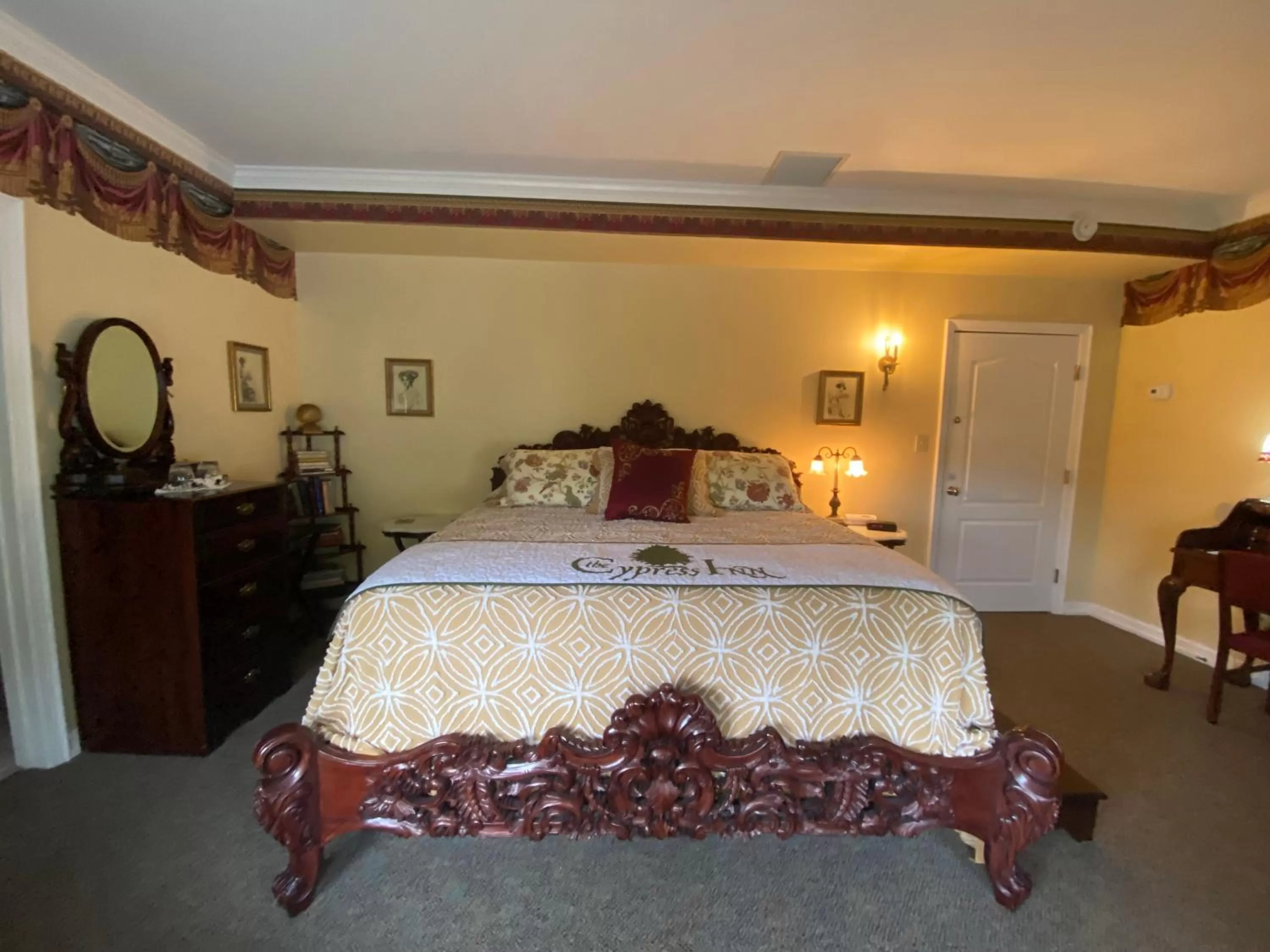 Photo of the whole room, Bed in The Cypress Inn