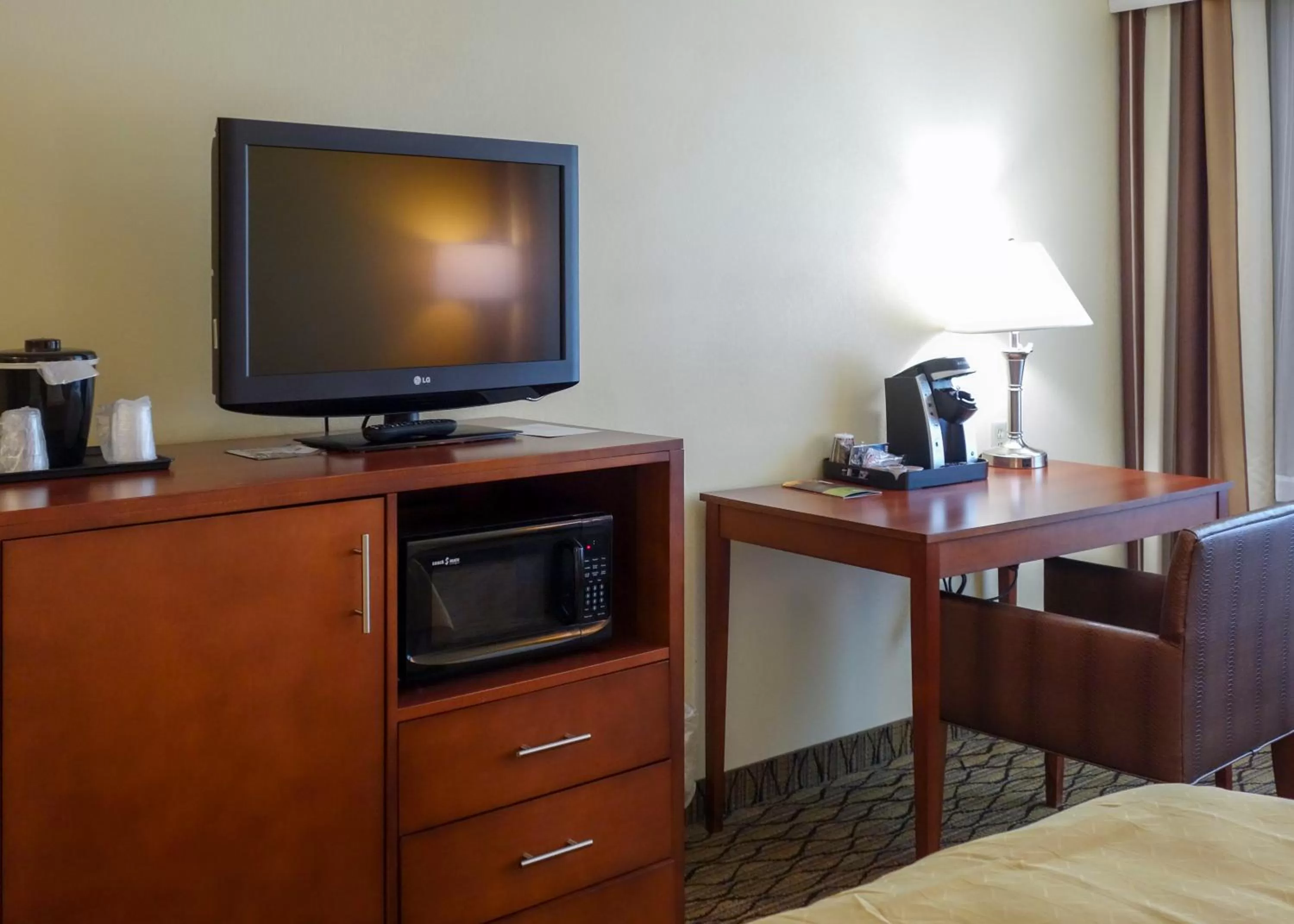TV and multimedia in Country Inn & Suites by Radisson, Mishawaka, IN