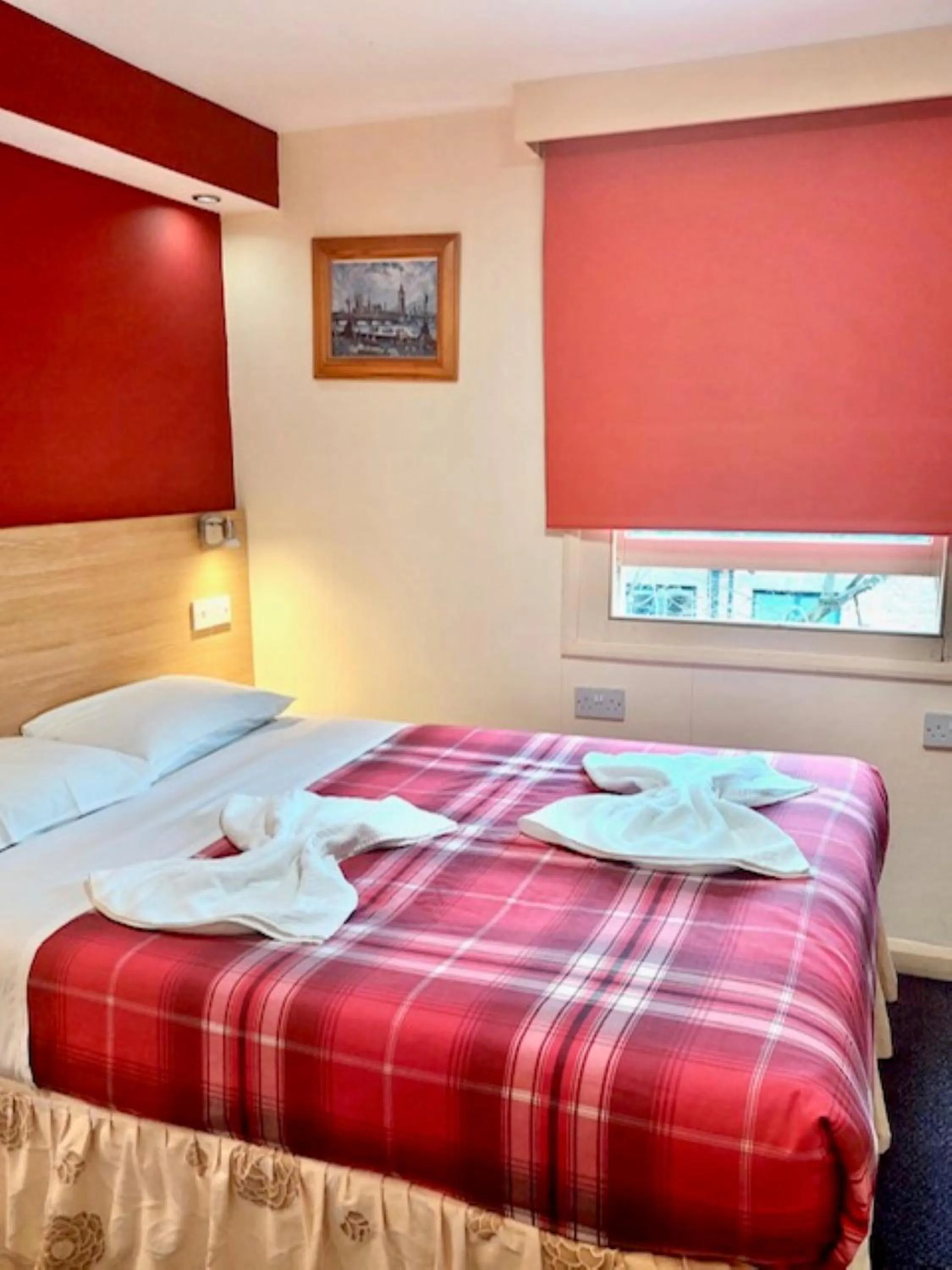 Bedroom, Bed in Carlton Hotel