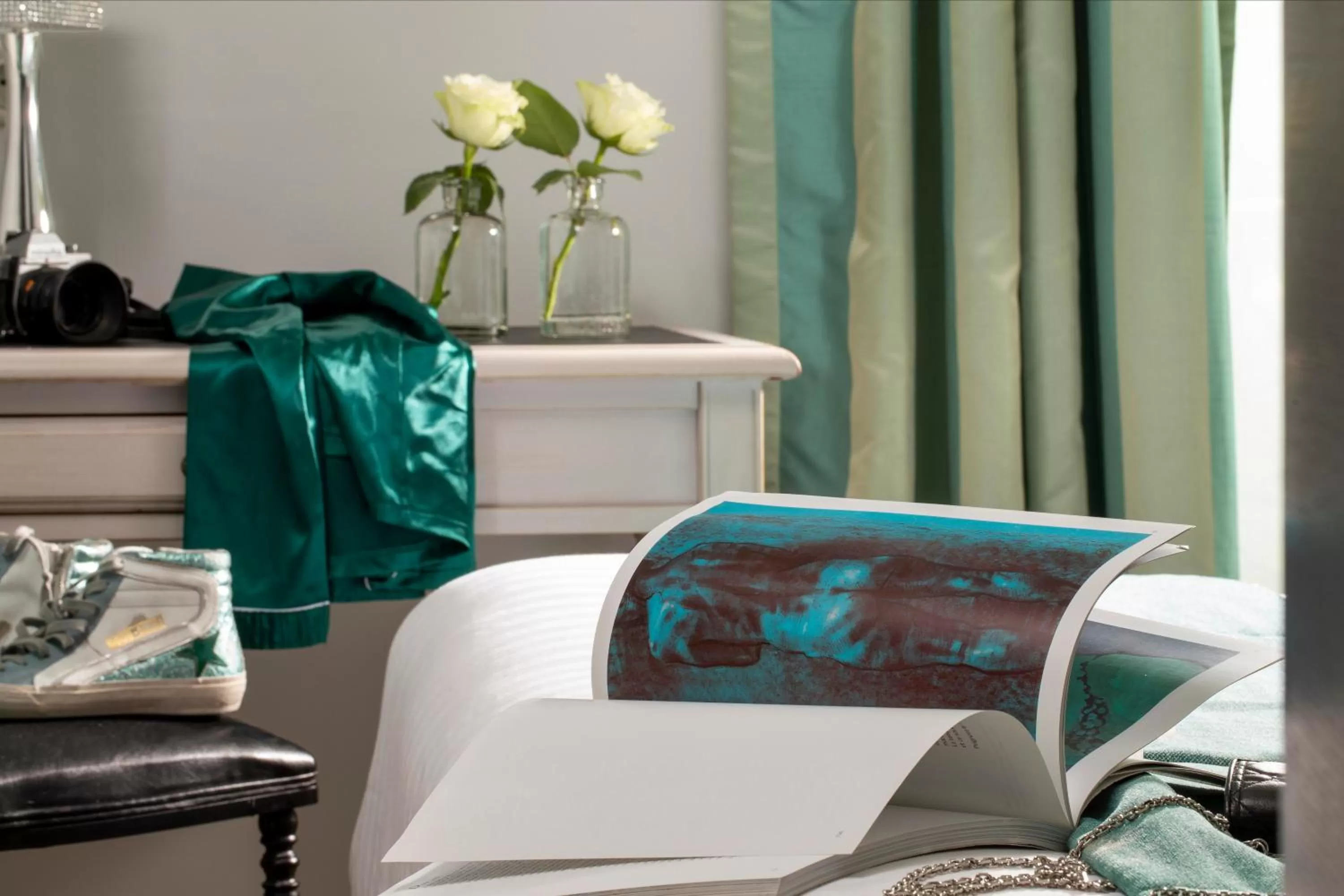 Photo of the whole room in Hotel Plaza Elysées