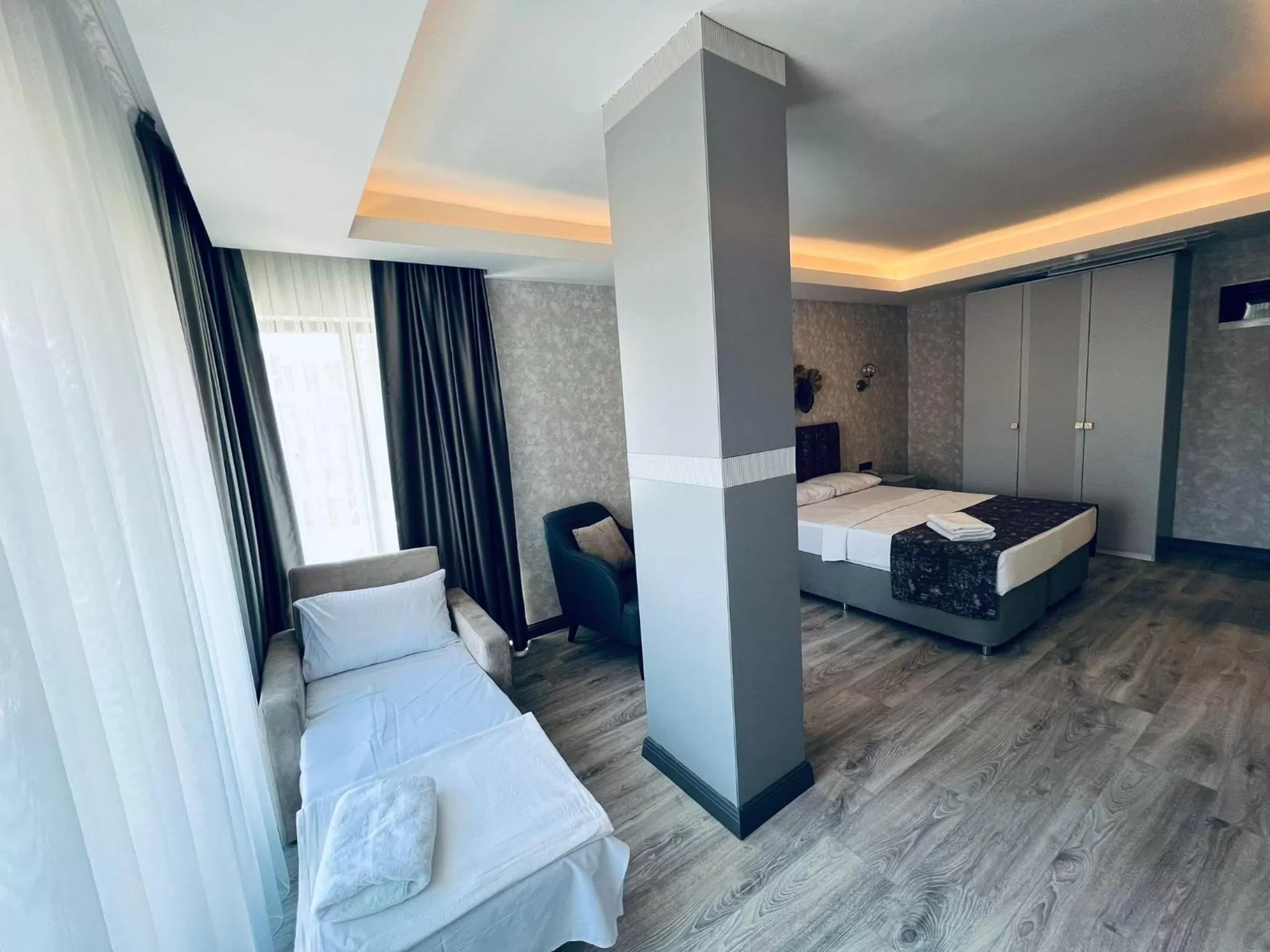 Photo of the whole room, Bed in Avion Suite Hotel