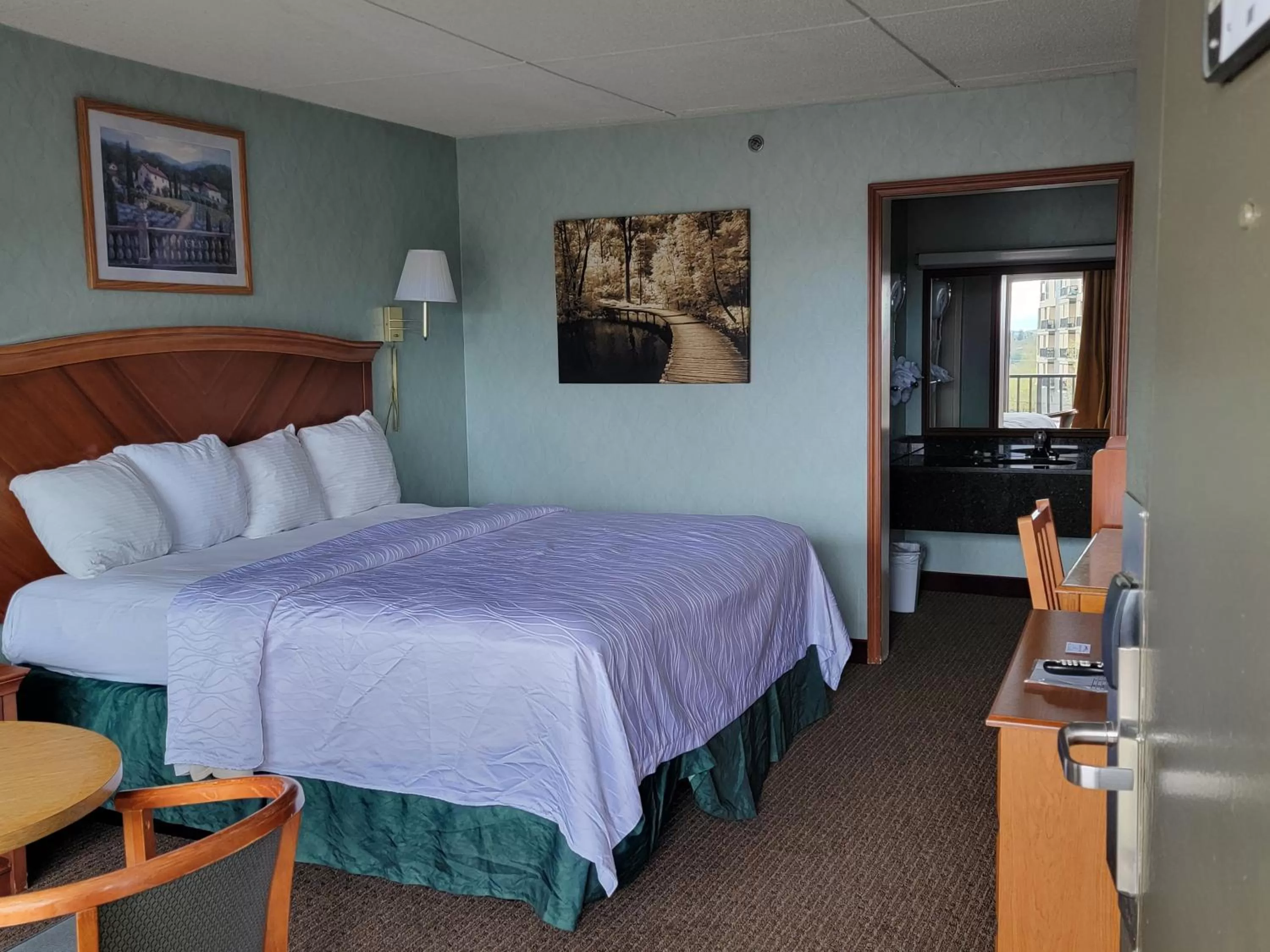 Photo of the whole room, Bed in Downtown Inn