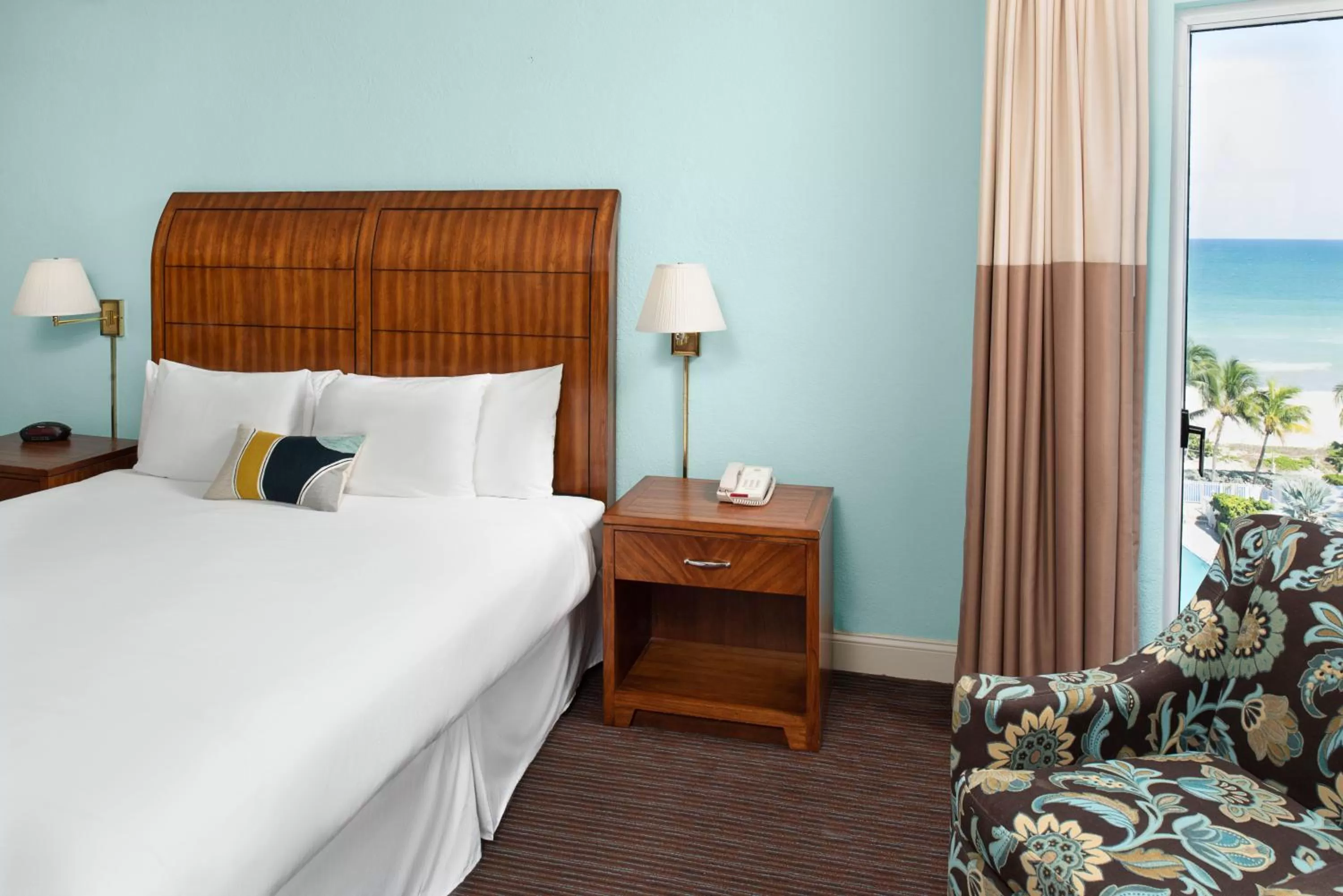 Bedroom, Bed in Sherry Frontenac Oceanfront