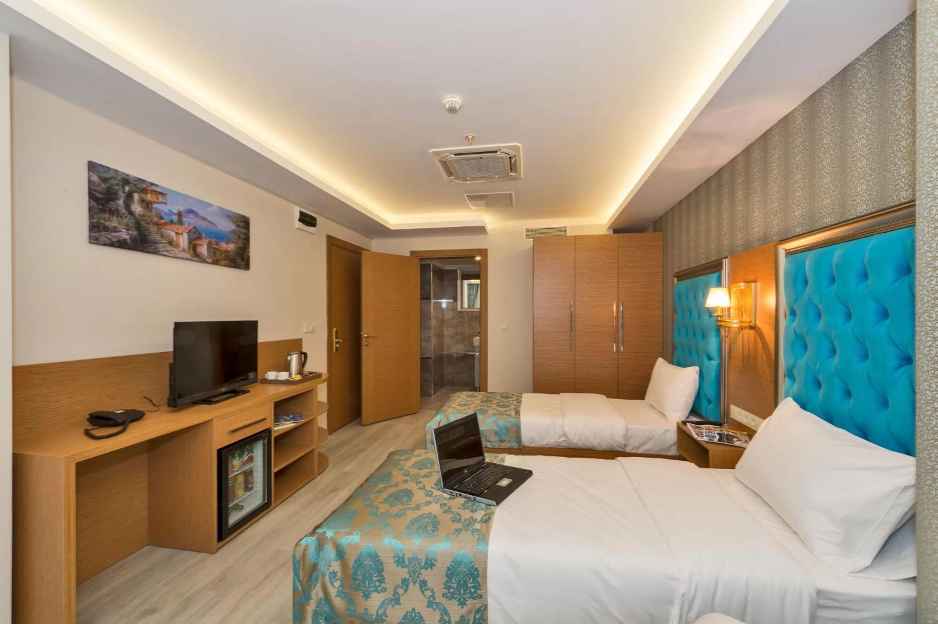 Bathroom, Bed in Grand Palace Hotel