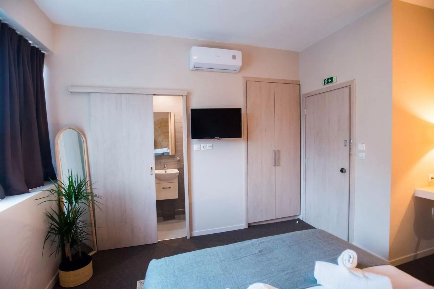 TV and multimedia, TV/Entertainment Center in Athens Gem