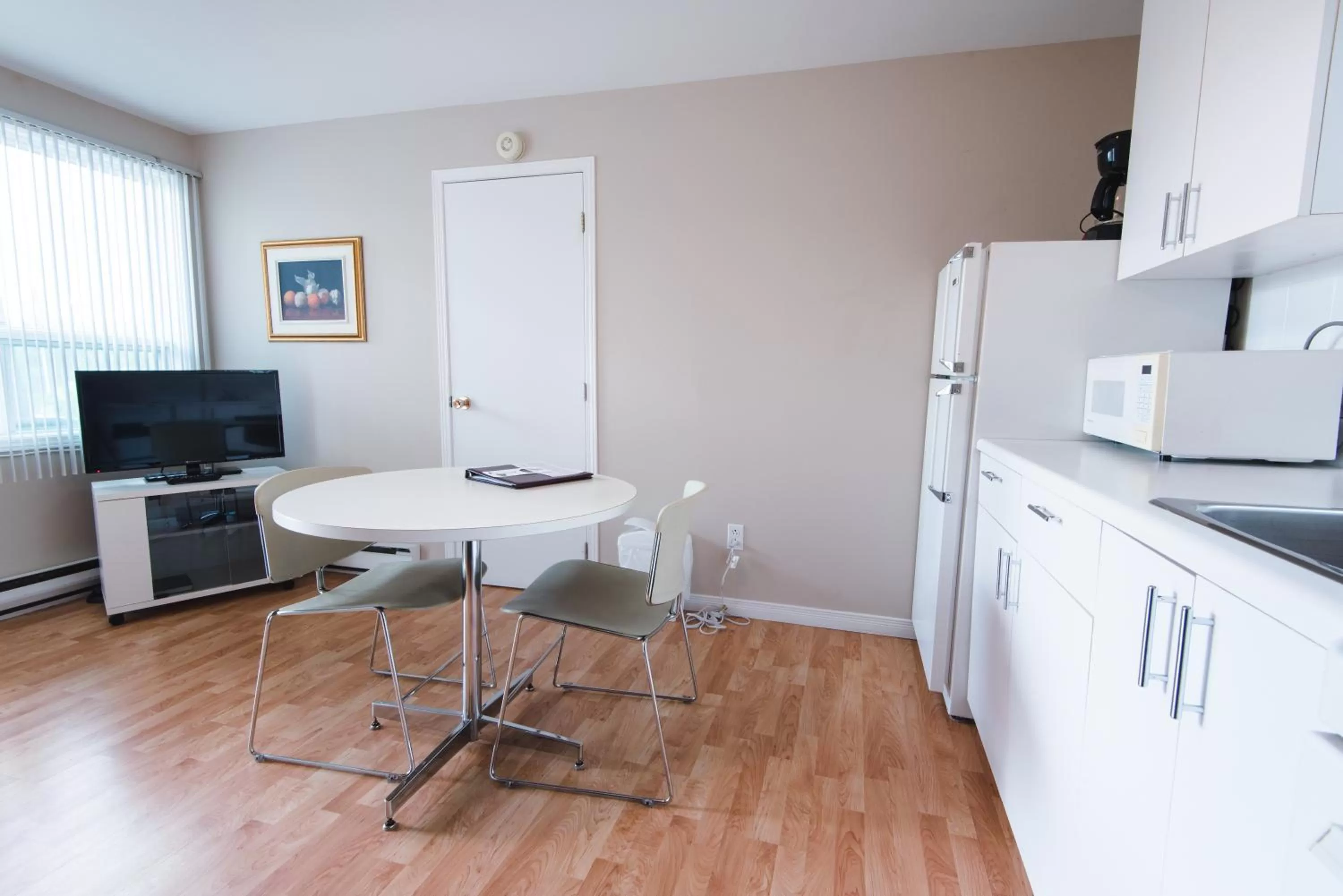 Kitchen or kitchenette in Auberge le Parasol