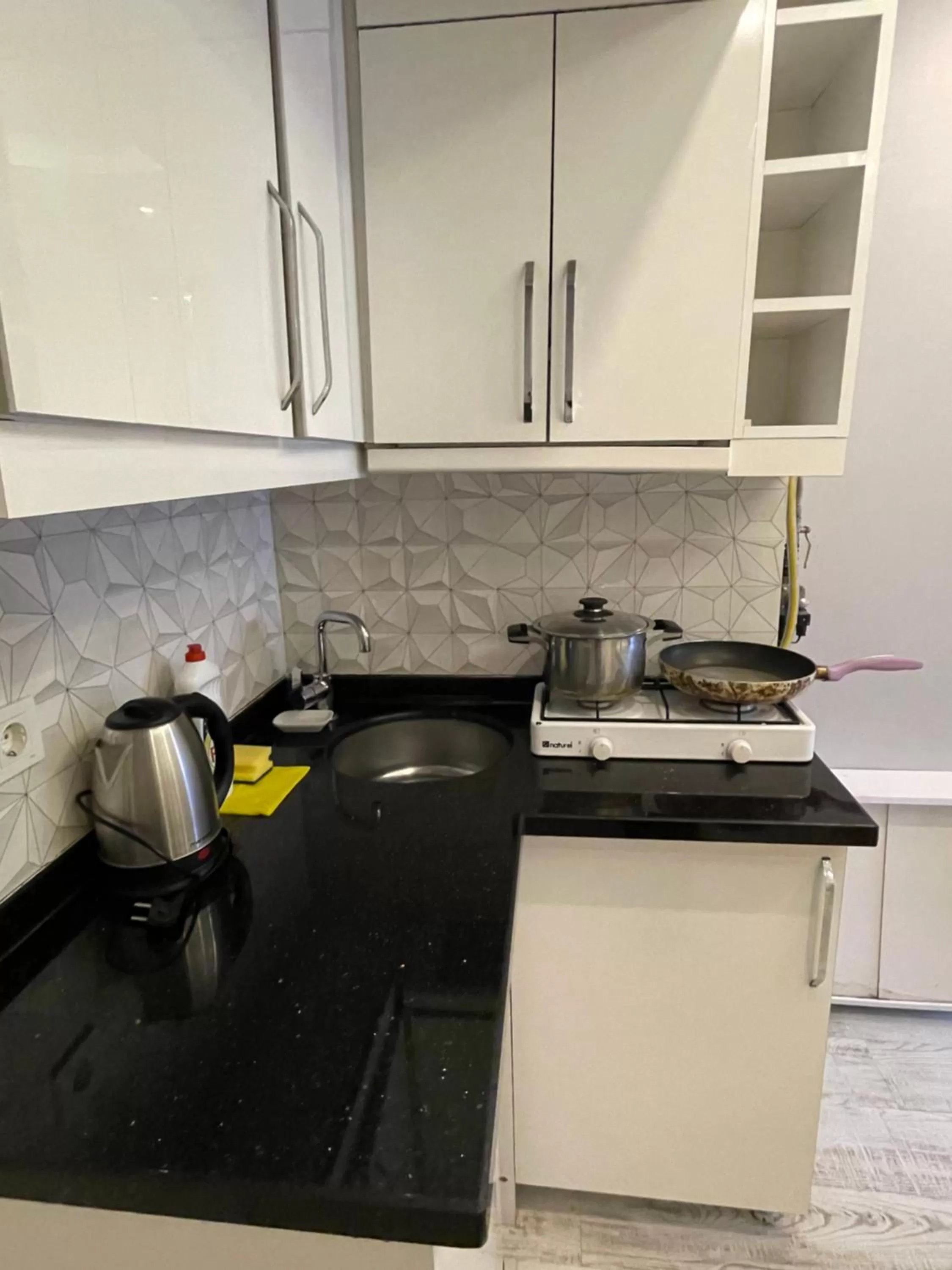 Kitchen/Kitchenette in Arat Apartments