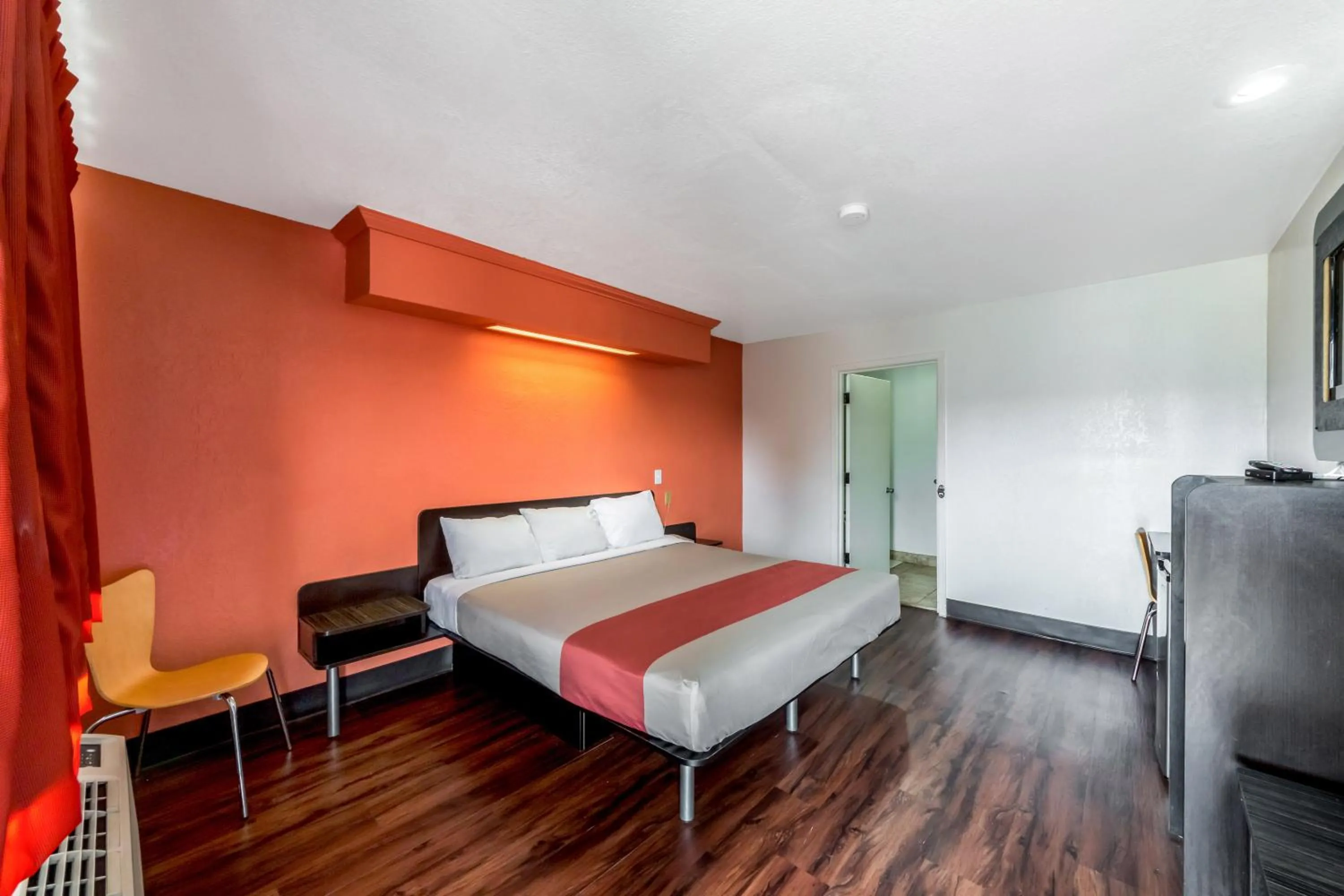 Bedroom, Bed in Motel 6 San Antonio, TX - Frost Bank Center