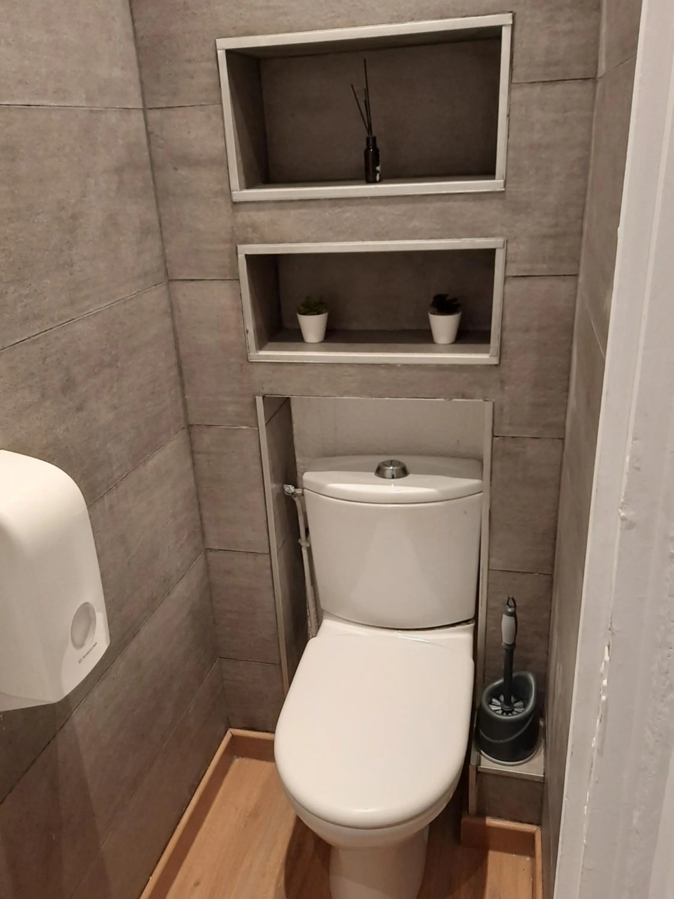 Toilet in Le Clémenceau Hôtel et Appart'hôtel & Restaurant "Gare Sncf" centre ville