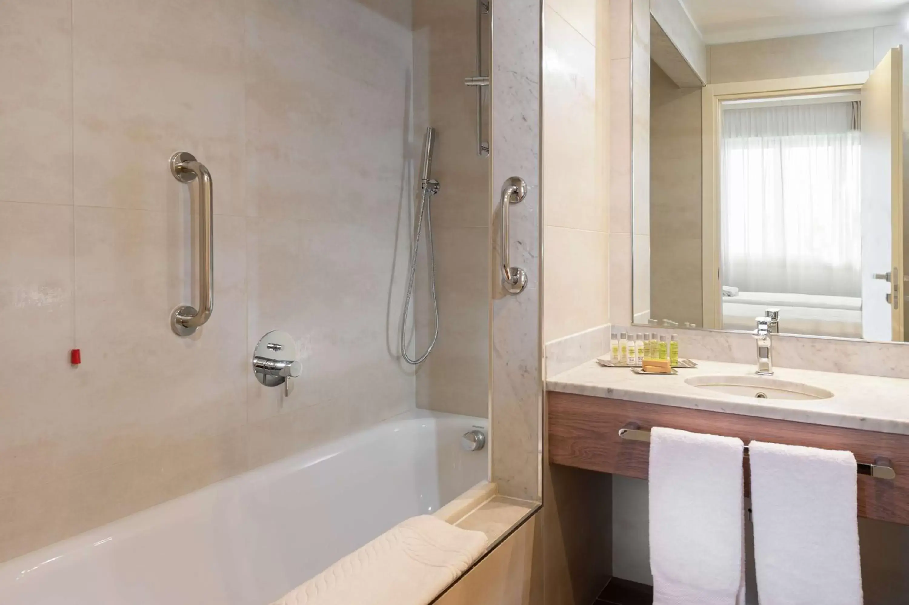 One-Bedroom Suite with Two Double Beds in DoubleTree by Hilton Brescia One-Bedroom Suite with Two Double Beds in DoubleTree by Hilton Brescia