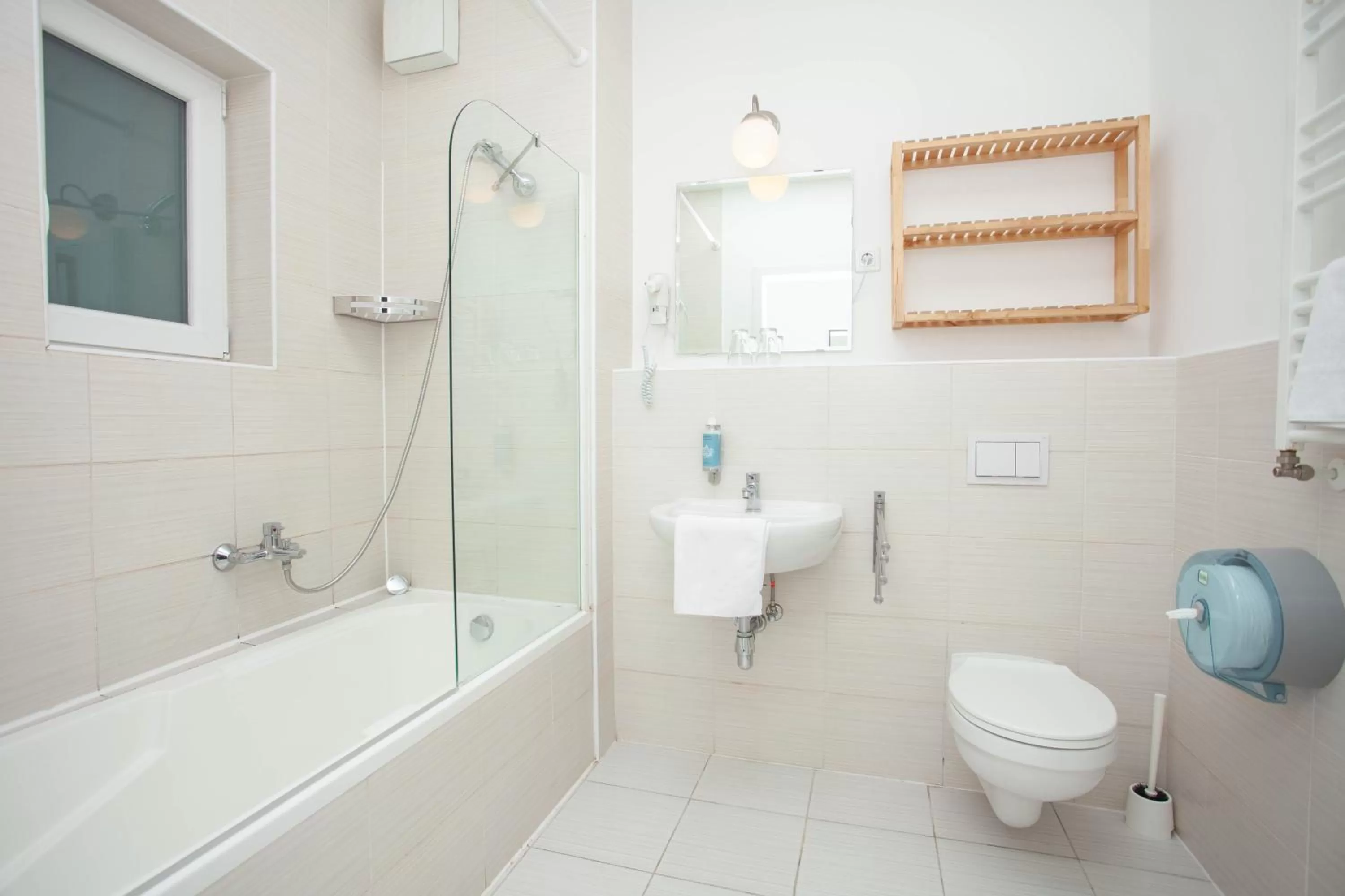 Toilet in Corvin Plaza Apartments & Suites