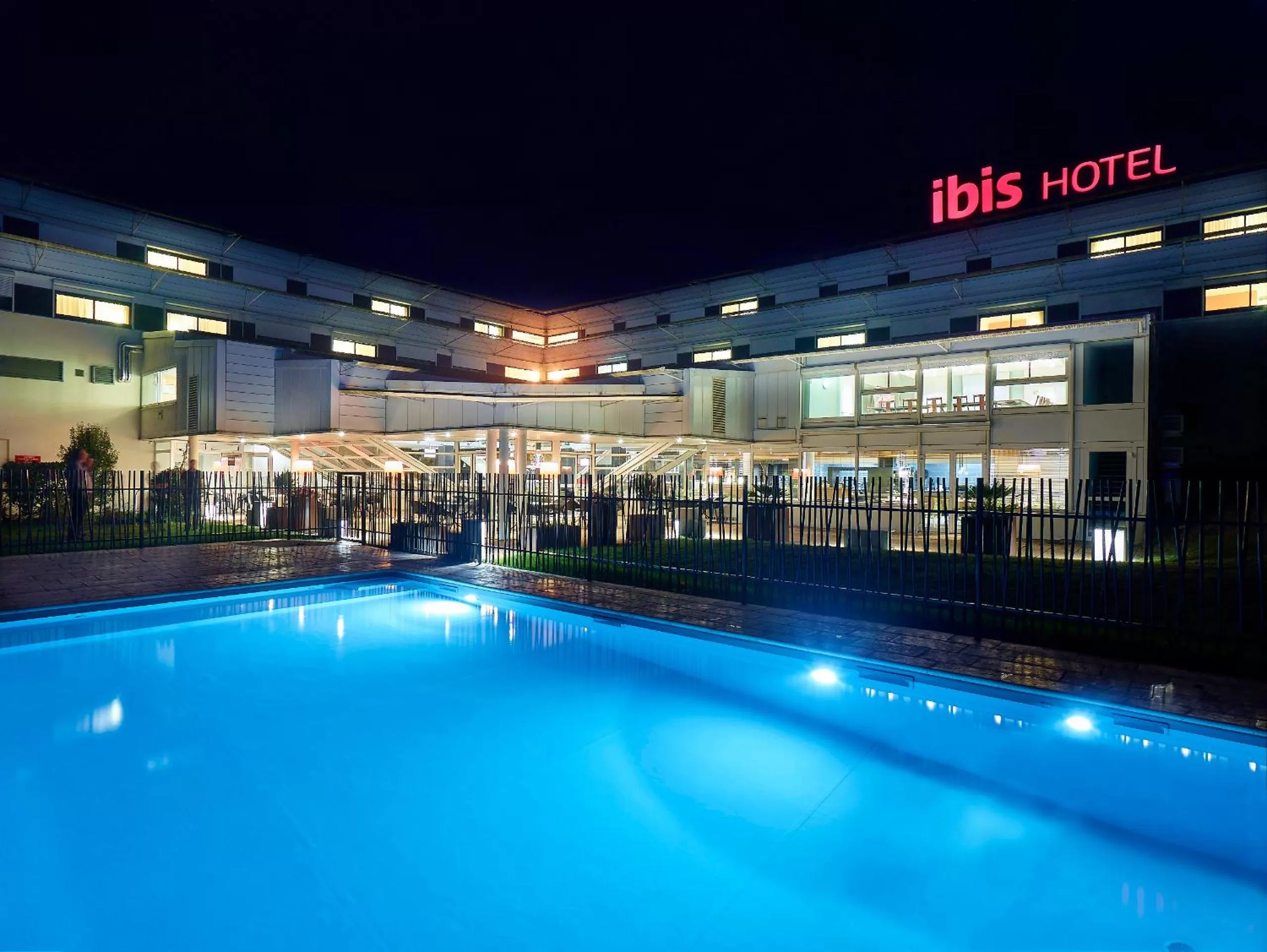 Swimming pool in ibis Poitiers Site du Futuroscope