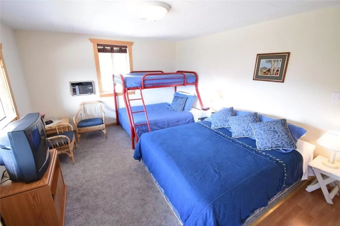 Photo of the whole room in Misty River Lodge