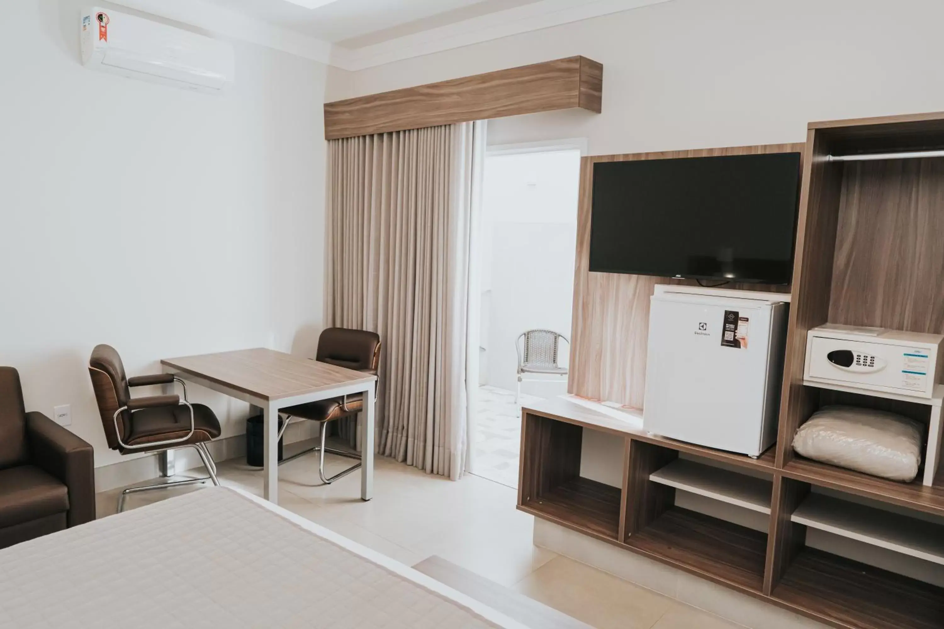King Suite with Balcony - single occupancy in Portal Hotel Mogi Mirim King Suite with Balcony - single occupancy in Portal Hotel Mogi Mirim