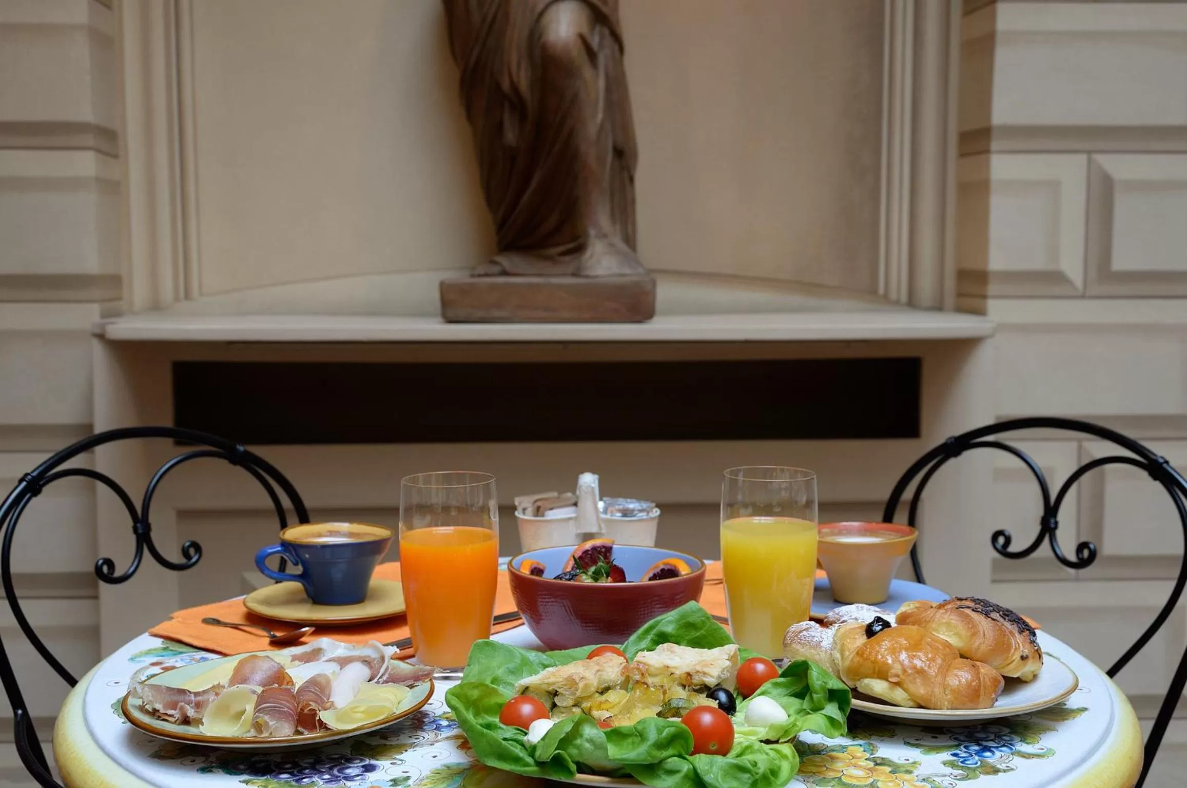 Continental breakfast in Hotel Alba Palace