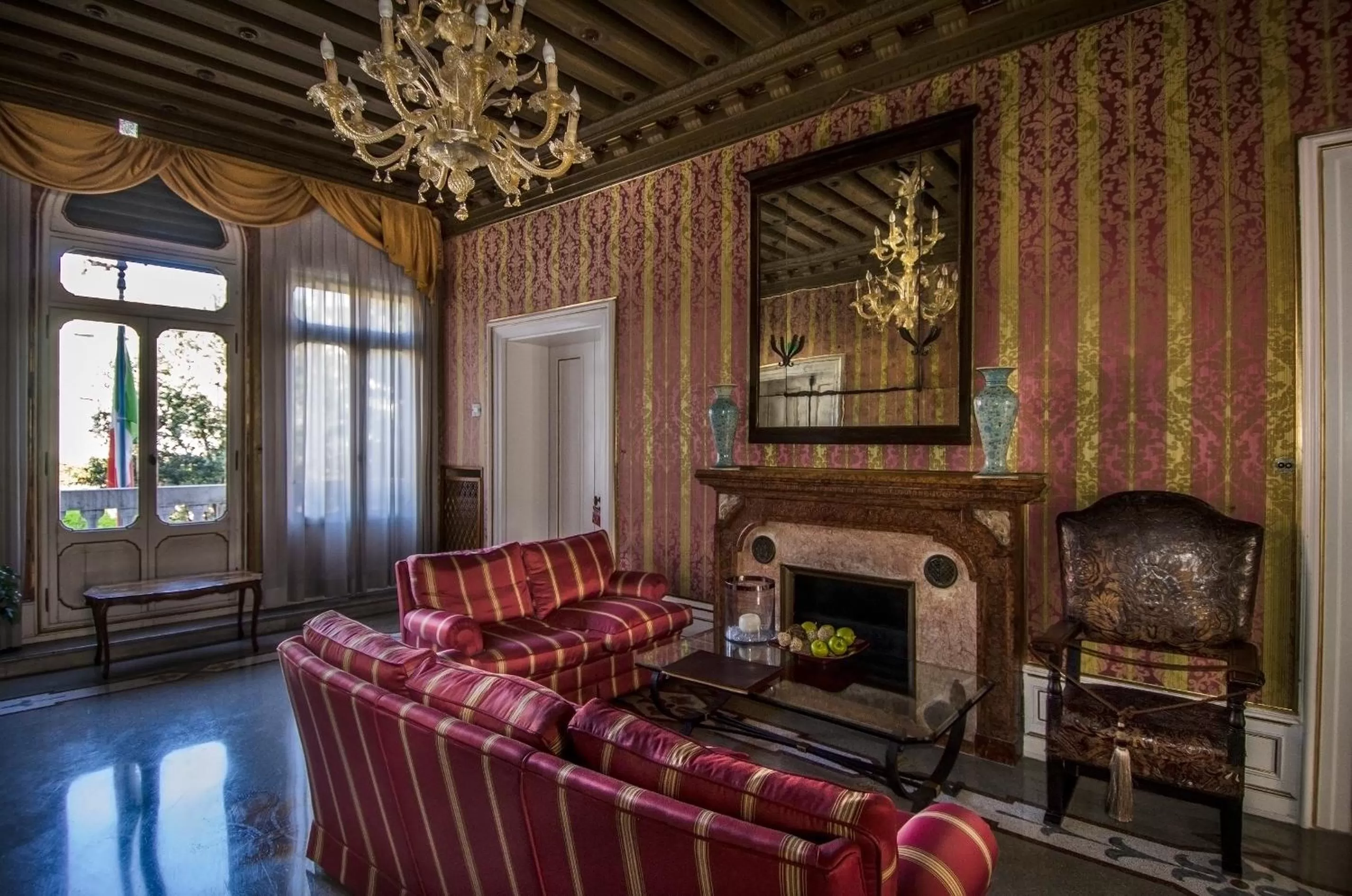 Communal lounge/ TV room in Ca' Nigra Lagoon Resort