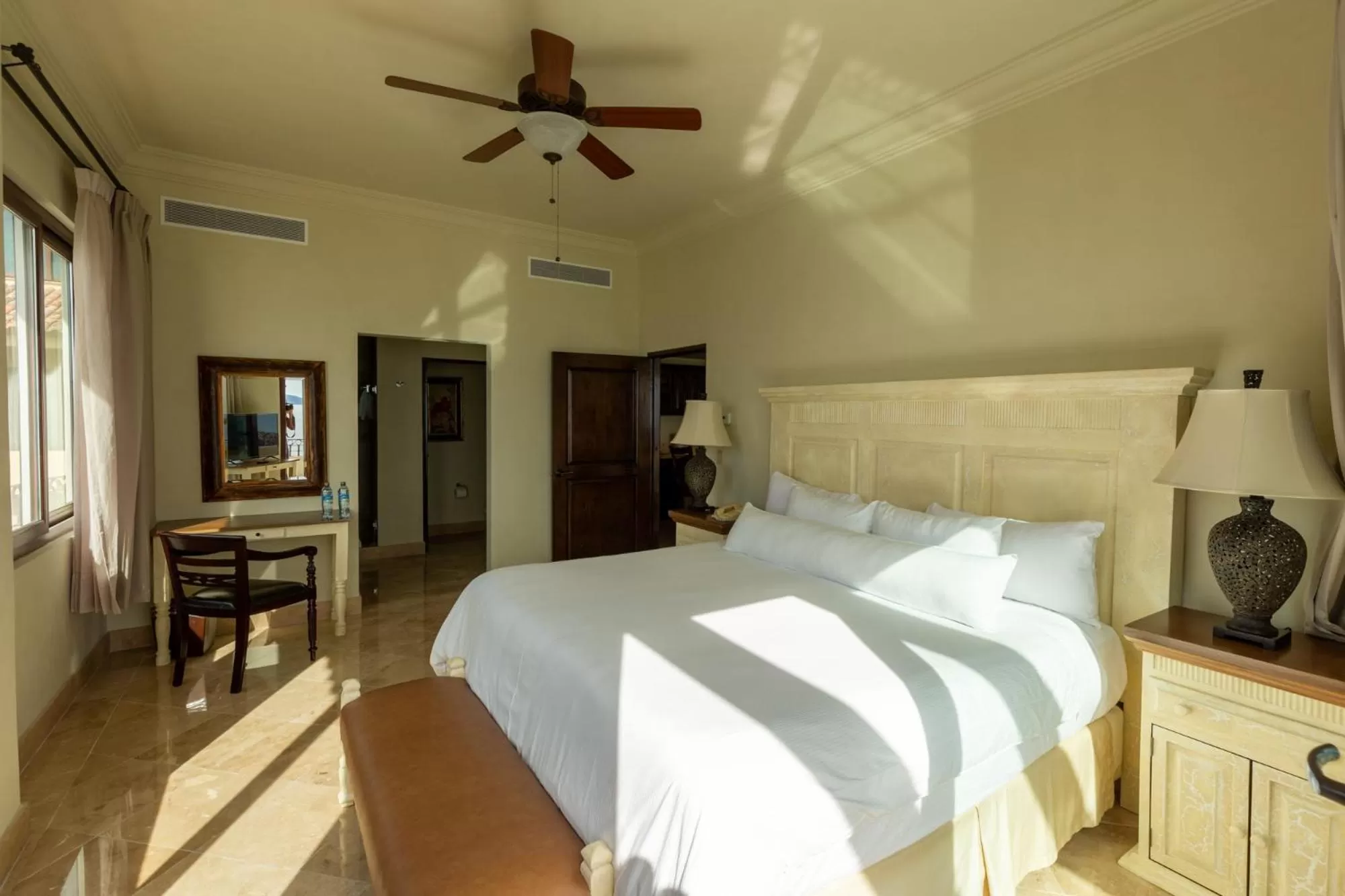 Photo of the whole room, Bed in La Mision Loreto