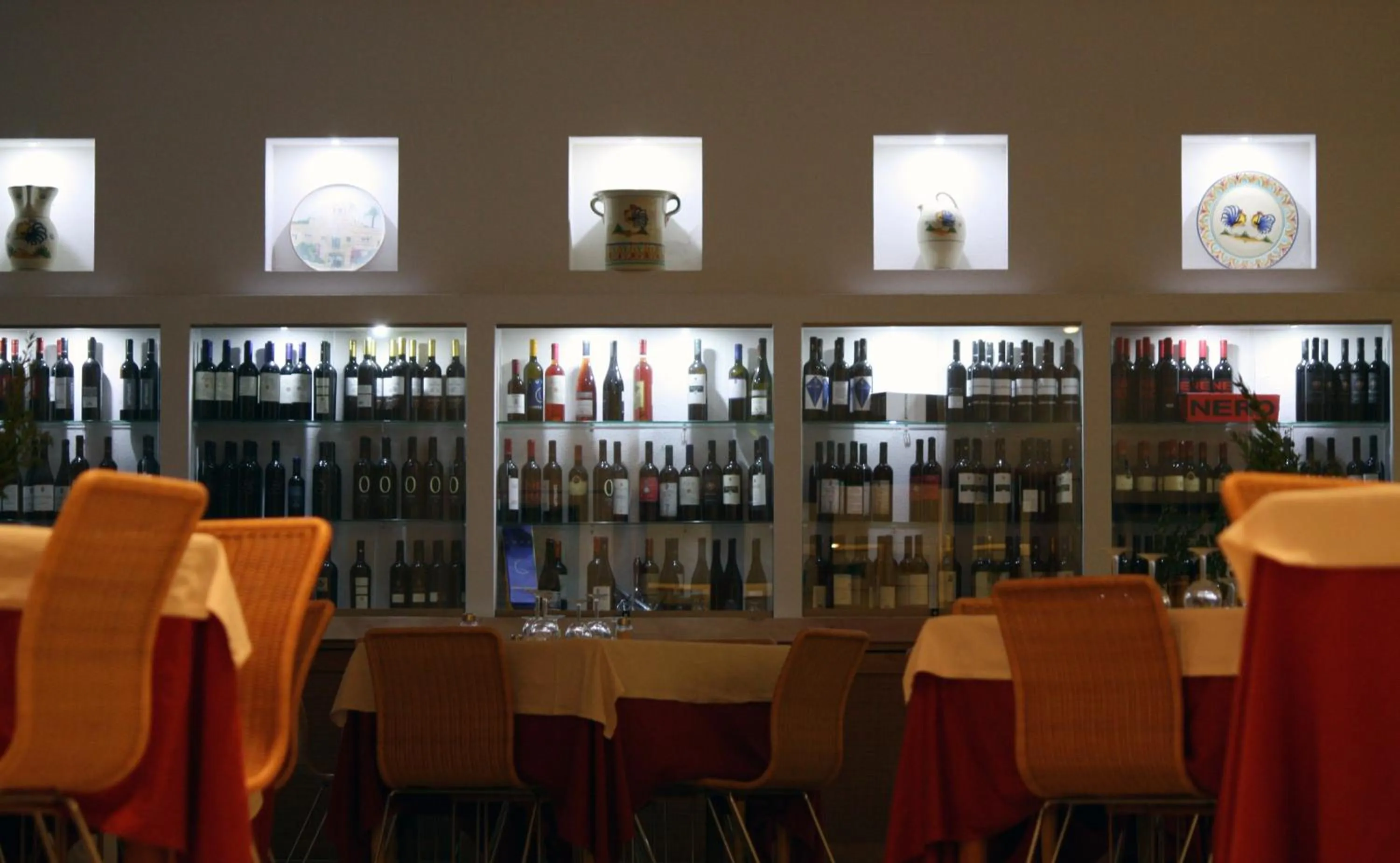 Restaurant/places to eat in Hotel Terminal - Caroli Hotels