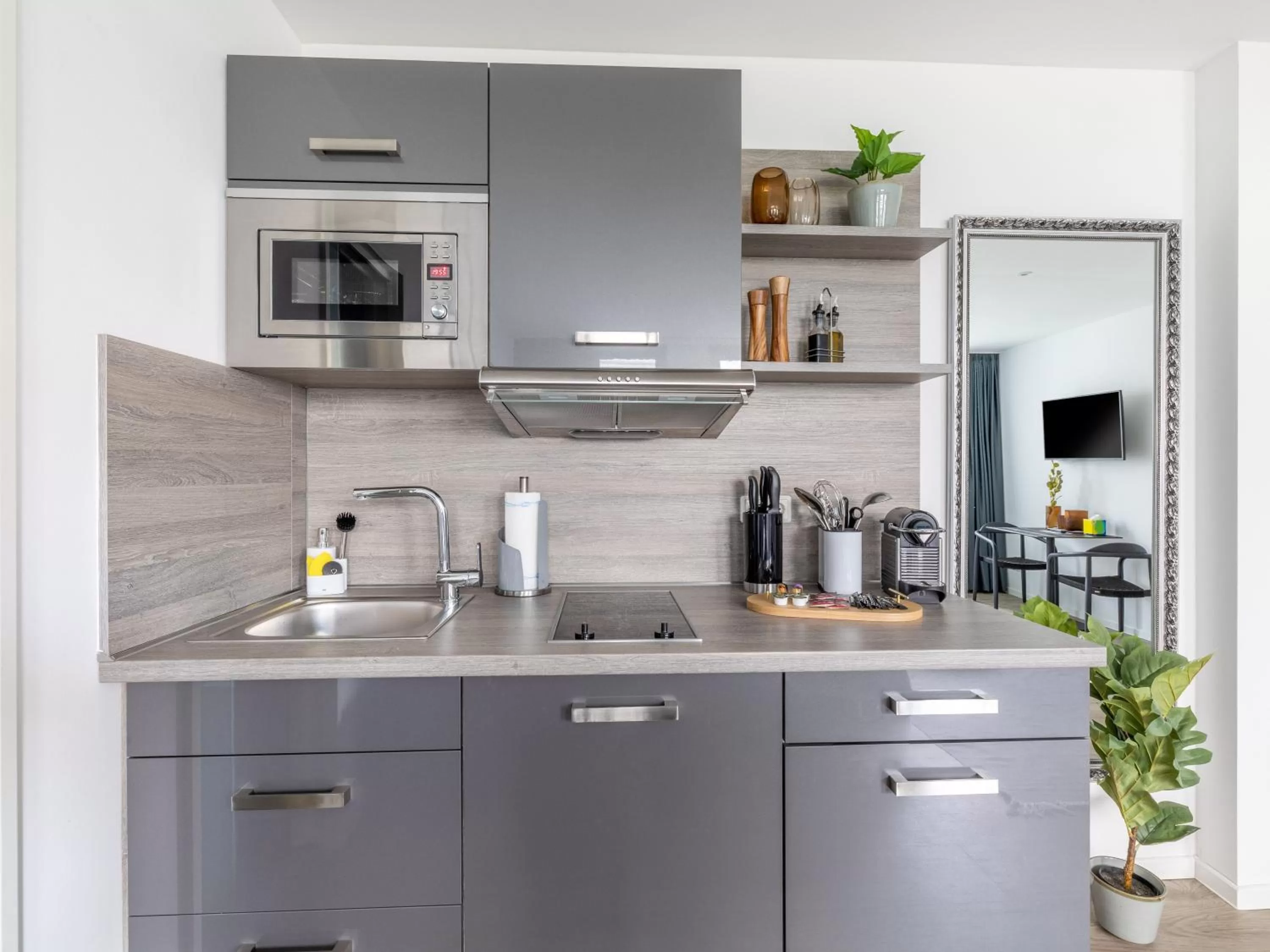 kitchen in Limehome Köln Friesenplatz - Digital Access