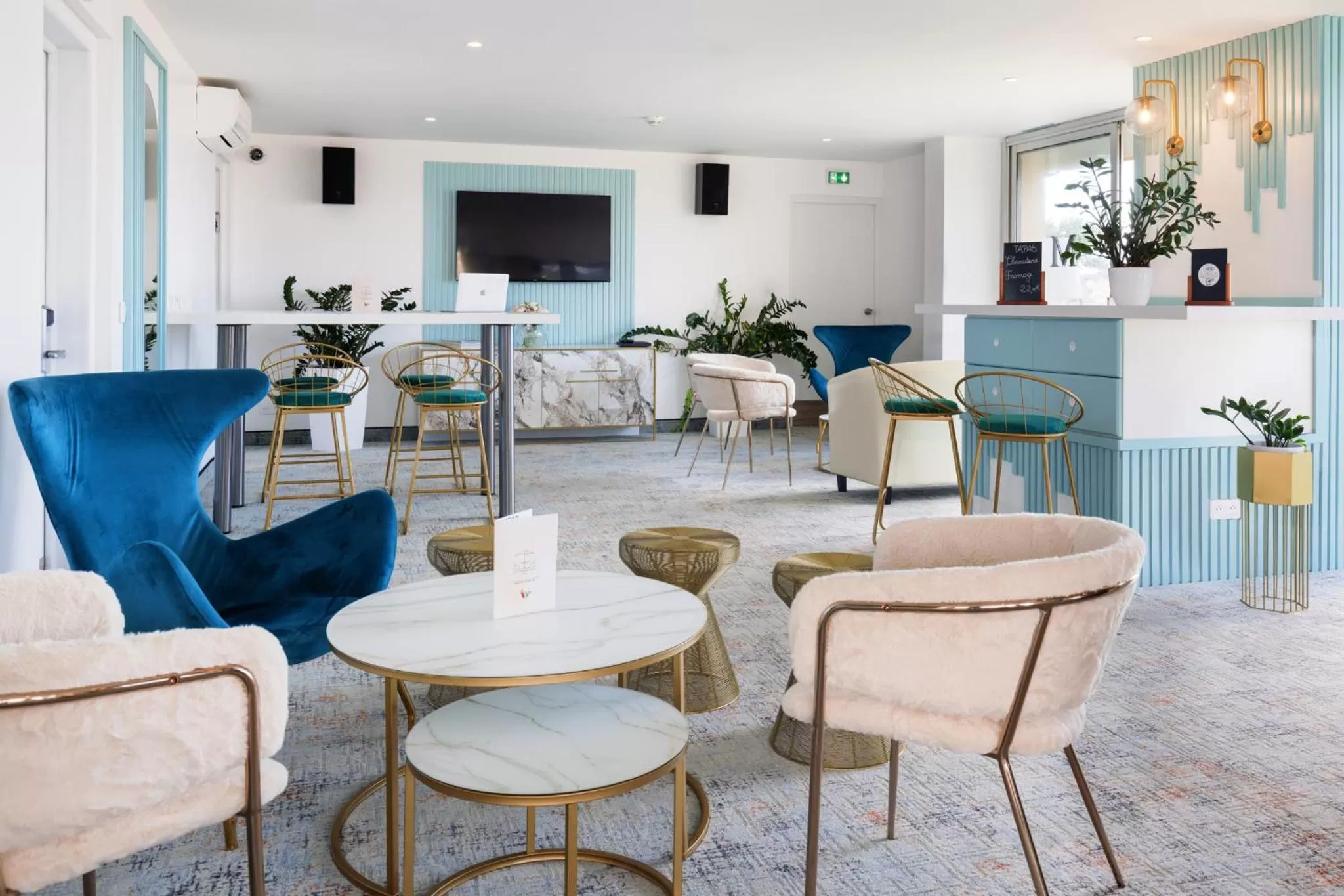 Lounge or bar in Best Western Hotel Mediterranee Menton